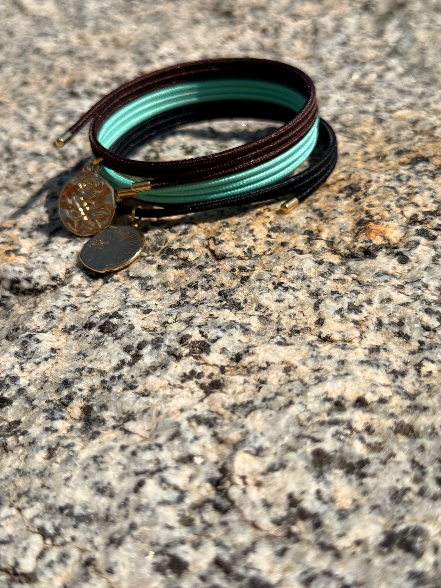 CORDON PULSERA- COLLAR MAGNÉTICO CON MEDALLA MULTICOLOR