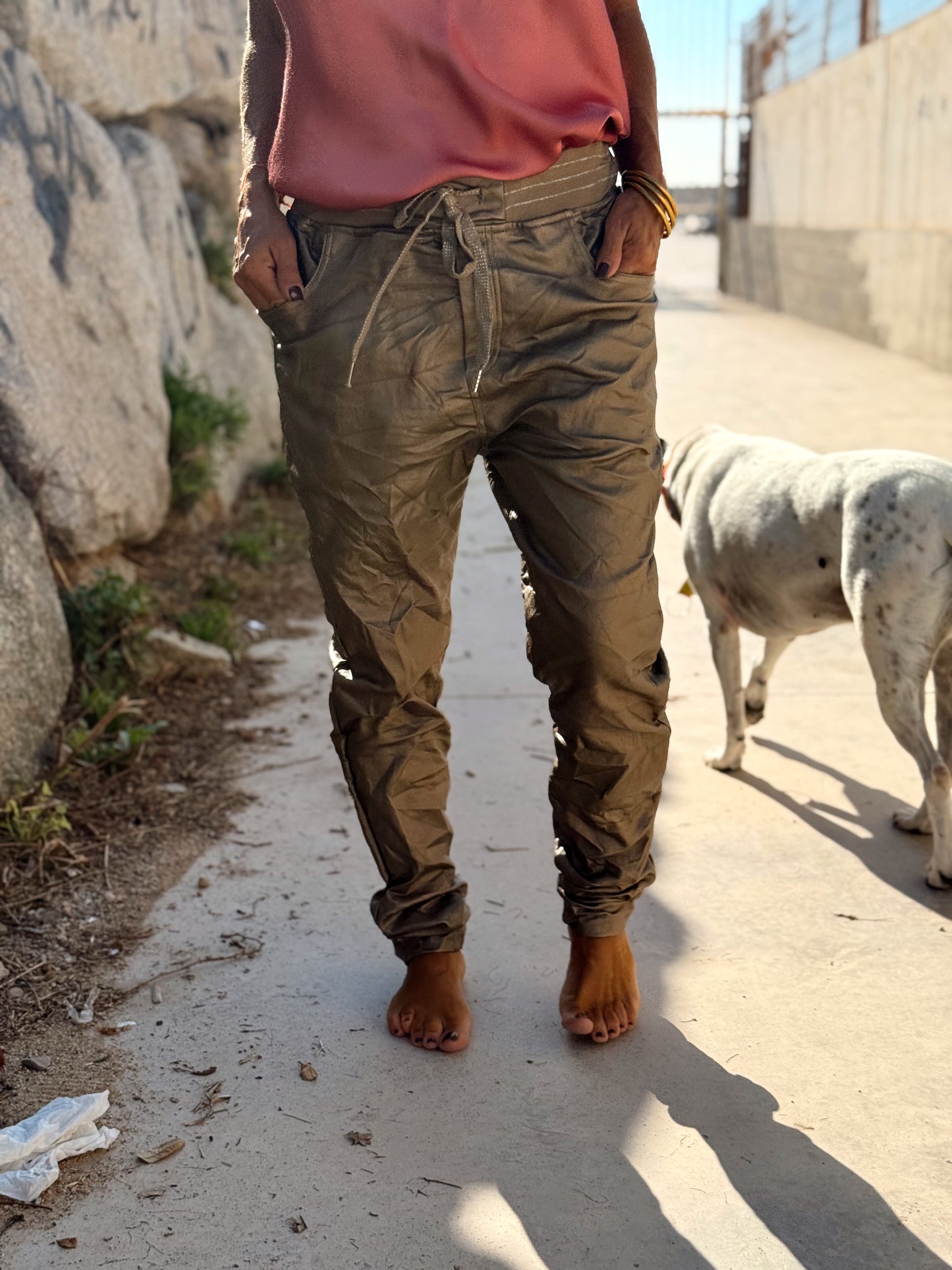 PANTALON CON GOMA ECOPIEL MULTICOLOR