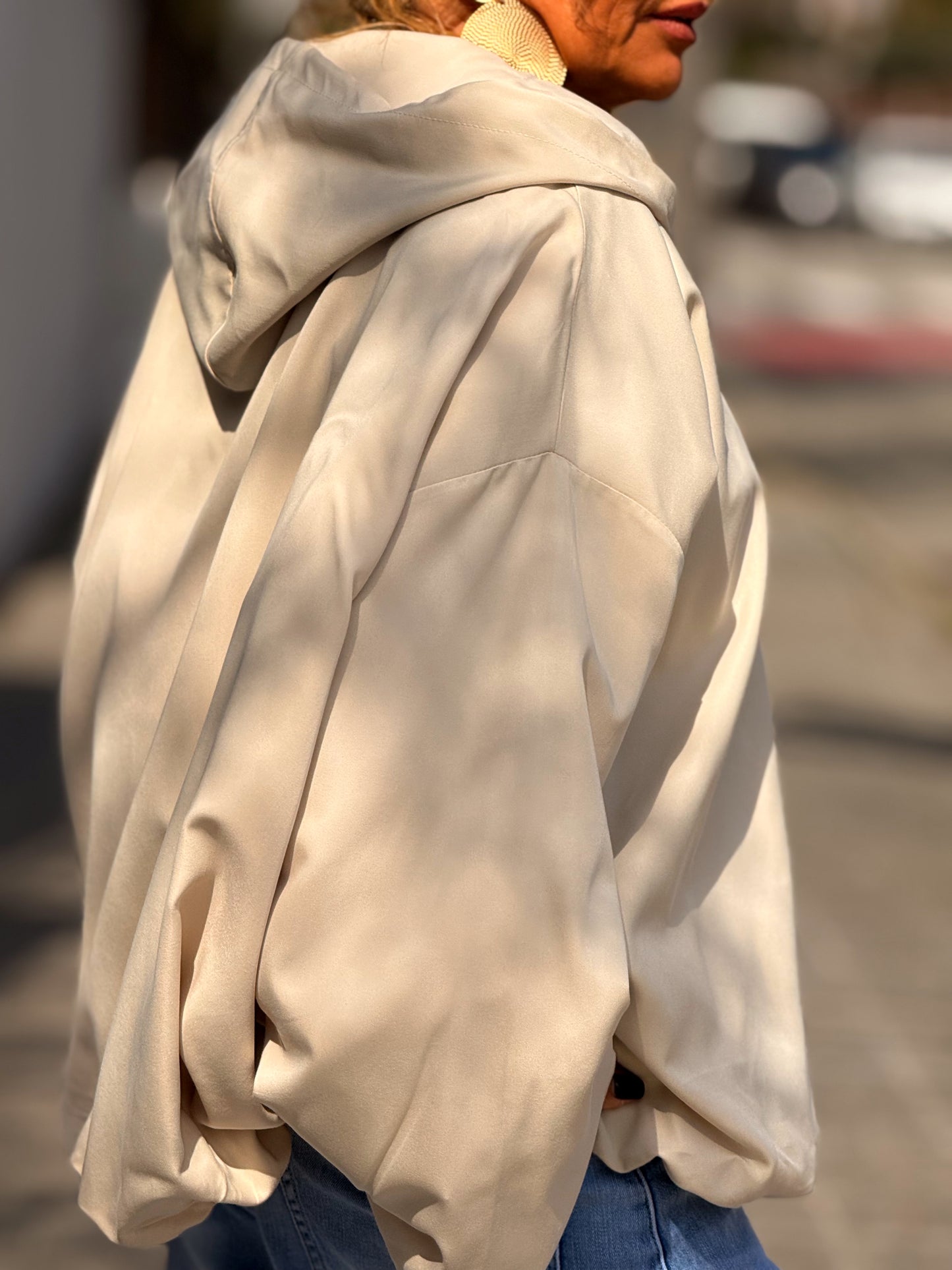 TRENCH OVERSIZE CON CAPUCHA MULTICOLOR