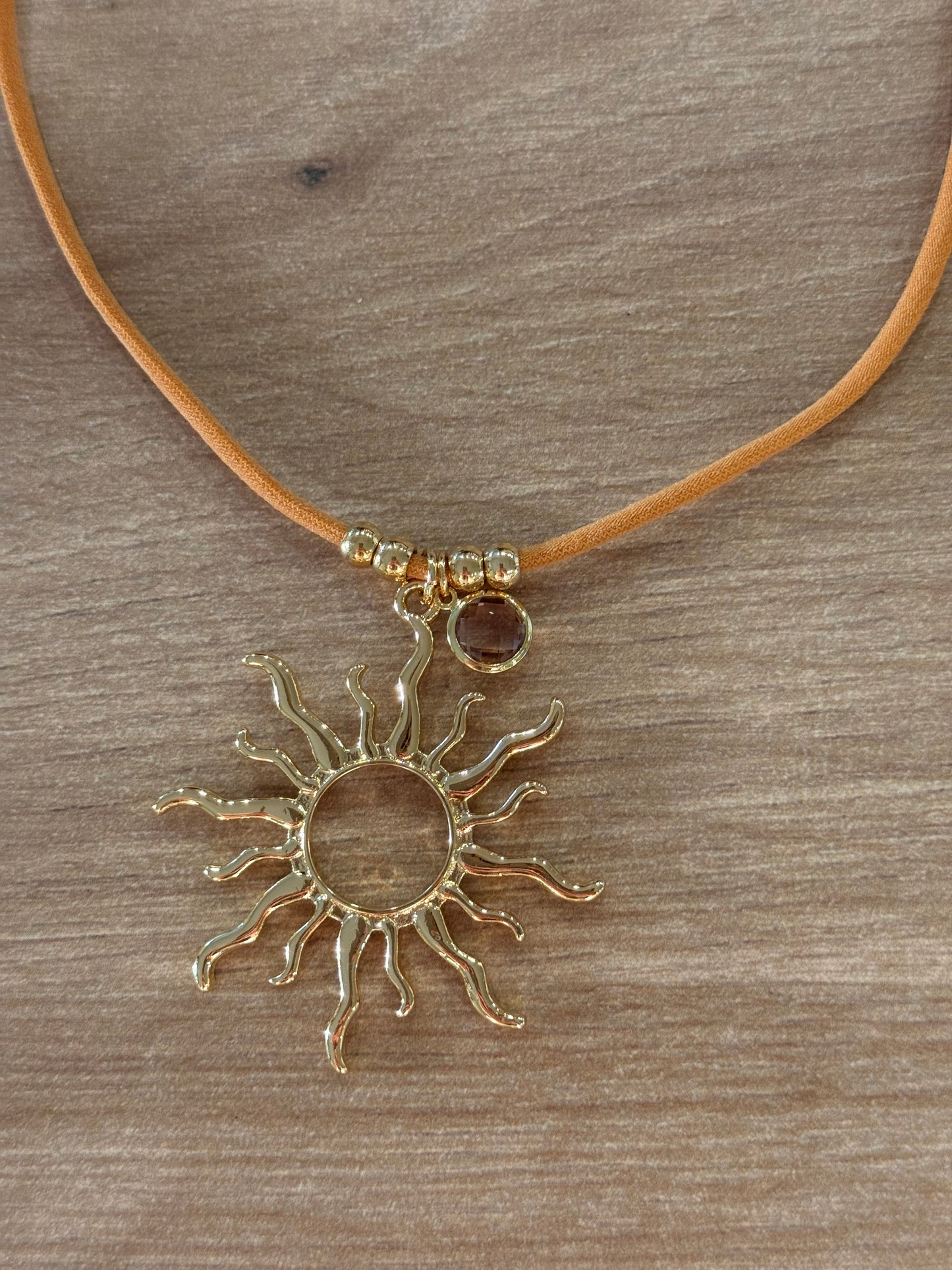 COLLAR SOL ☀️ CON BRILLANTE MULTICOLOR