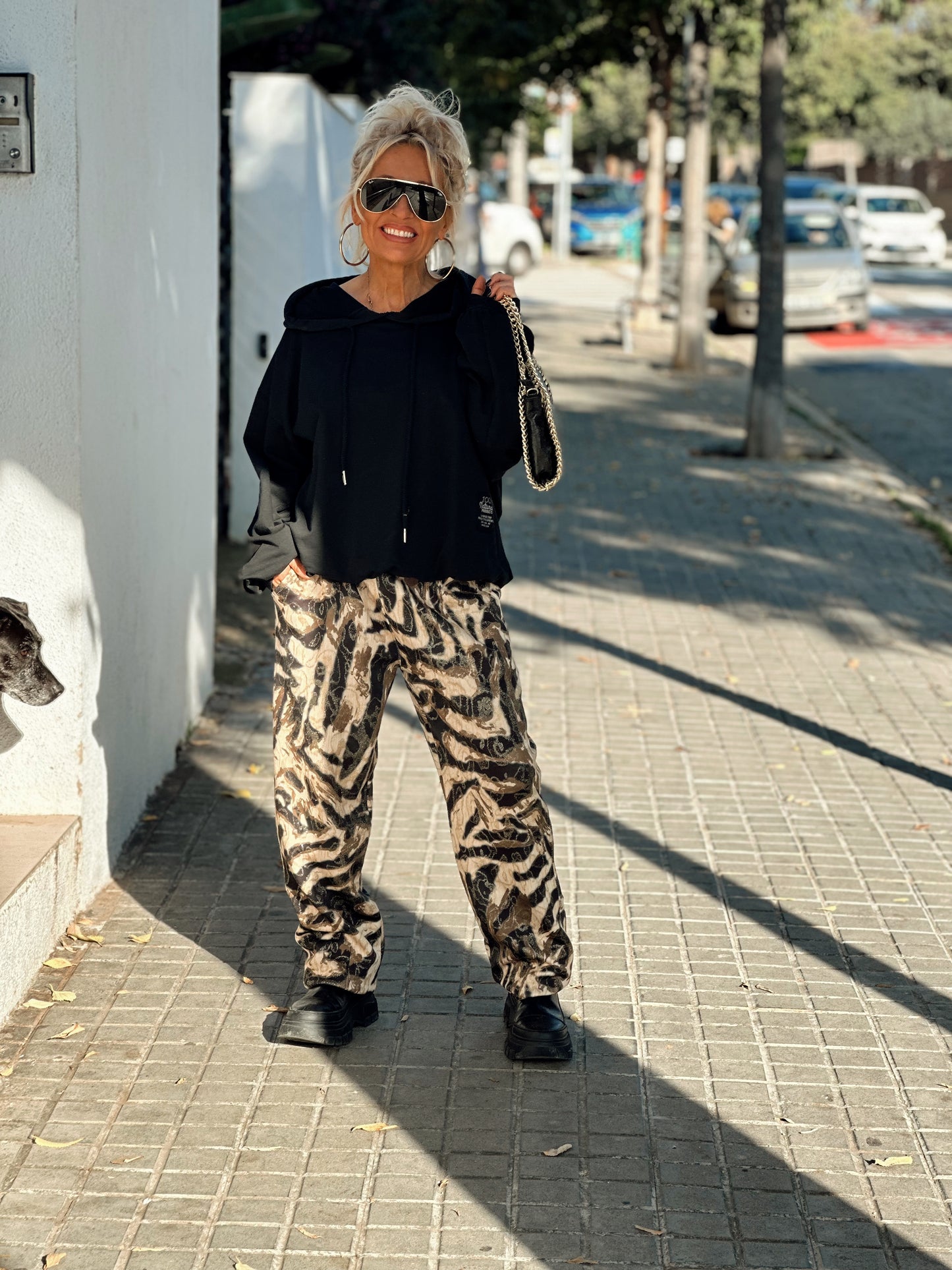 PANTALÓN CON CINTURÓN ESTAMPADO NEGRO