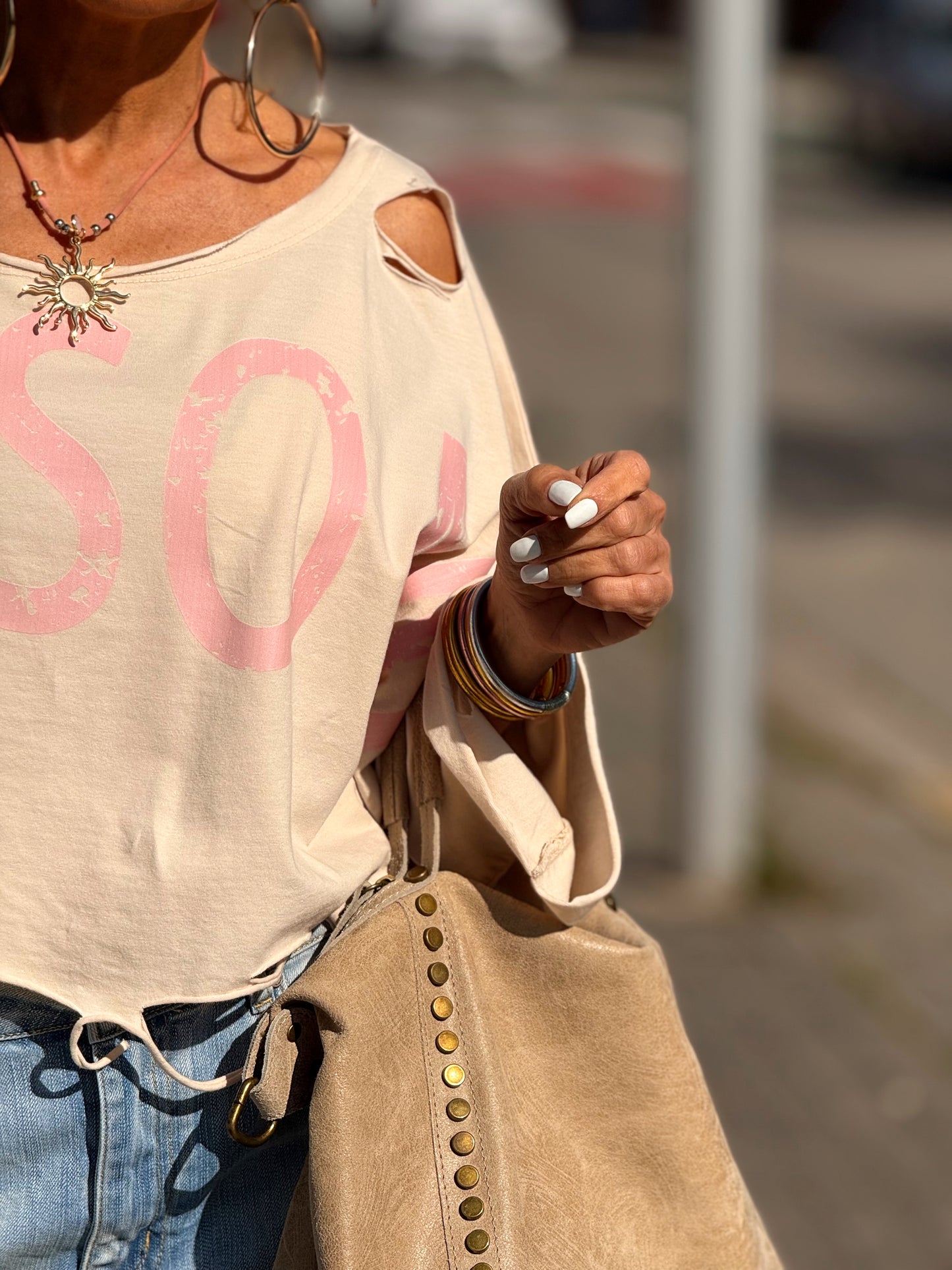 CAMISETA CORTA LETRAS CON AGUJEROS MULTICOLOR