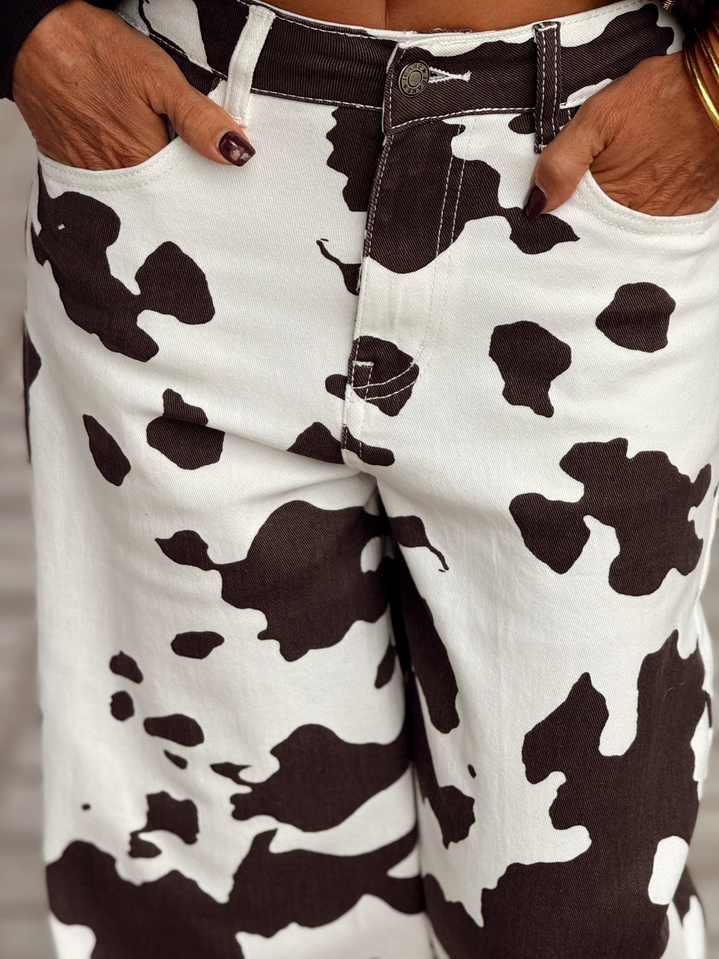 JEANS ESTAMPADO VACA MARRON