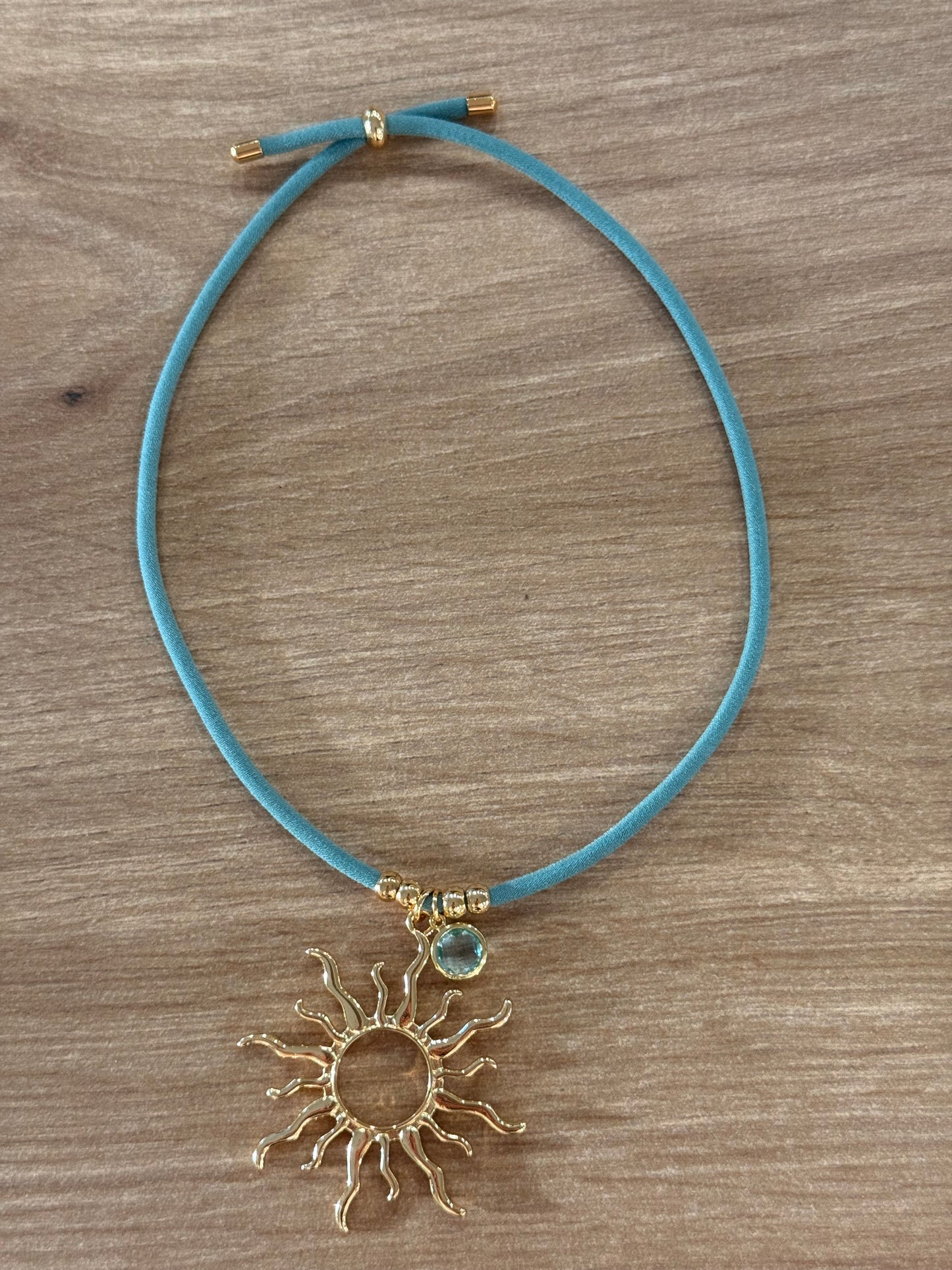 COLLAR SOL ☀️ CON BRILLANTE MULTICOLOR