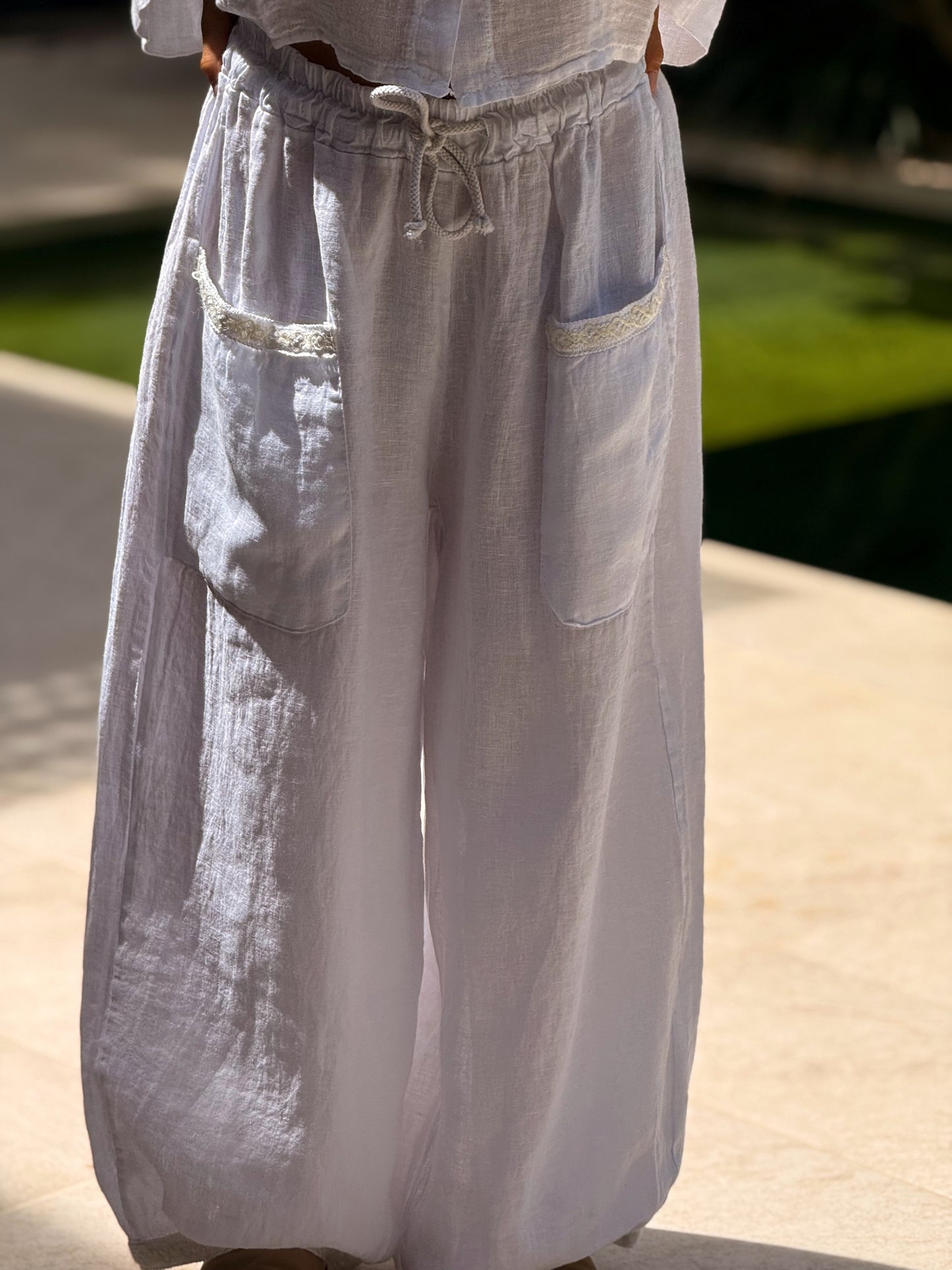 PANTALON OVERSIZE CON ENCAJE MULTICOLOR
