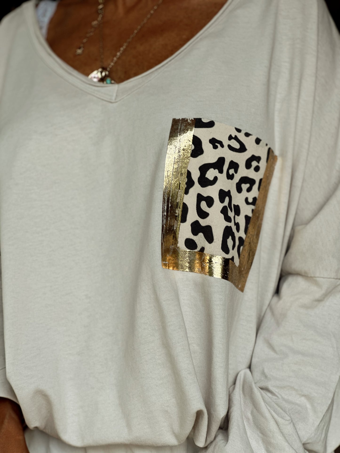 CAMISETA OVERSIZE CON BOLSILLO ANIMAL PRINT BEIGE