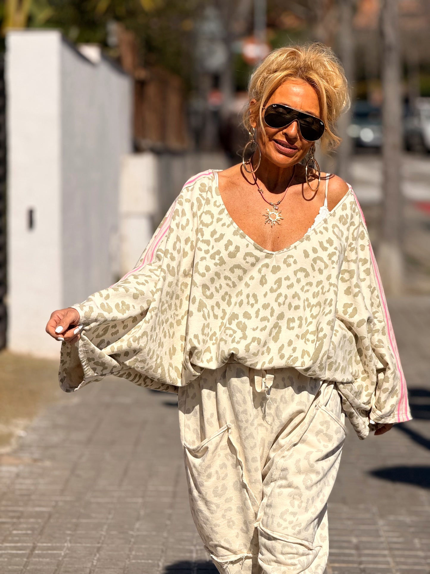 SUDADERA OVERSIZE CON LATERAL ROSA ANIMAL PRINT BEIGE