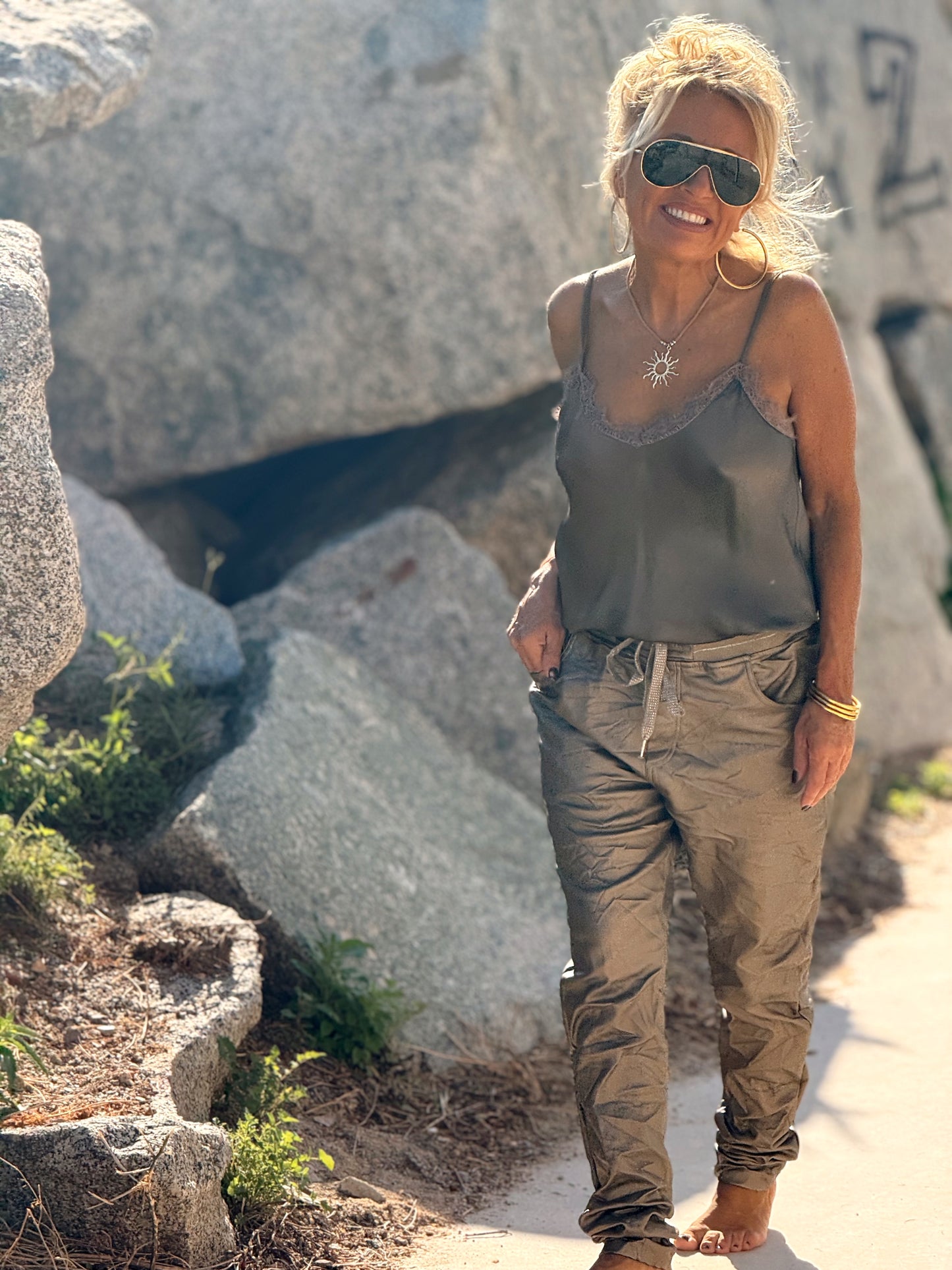 PANTALON CON GOMA ECOPIEL MULTICOLOR