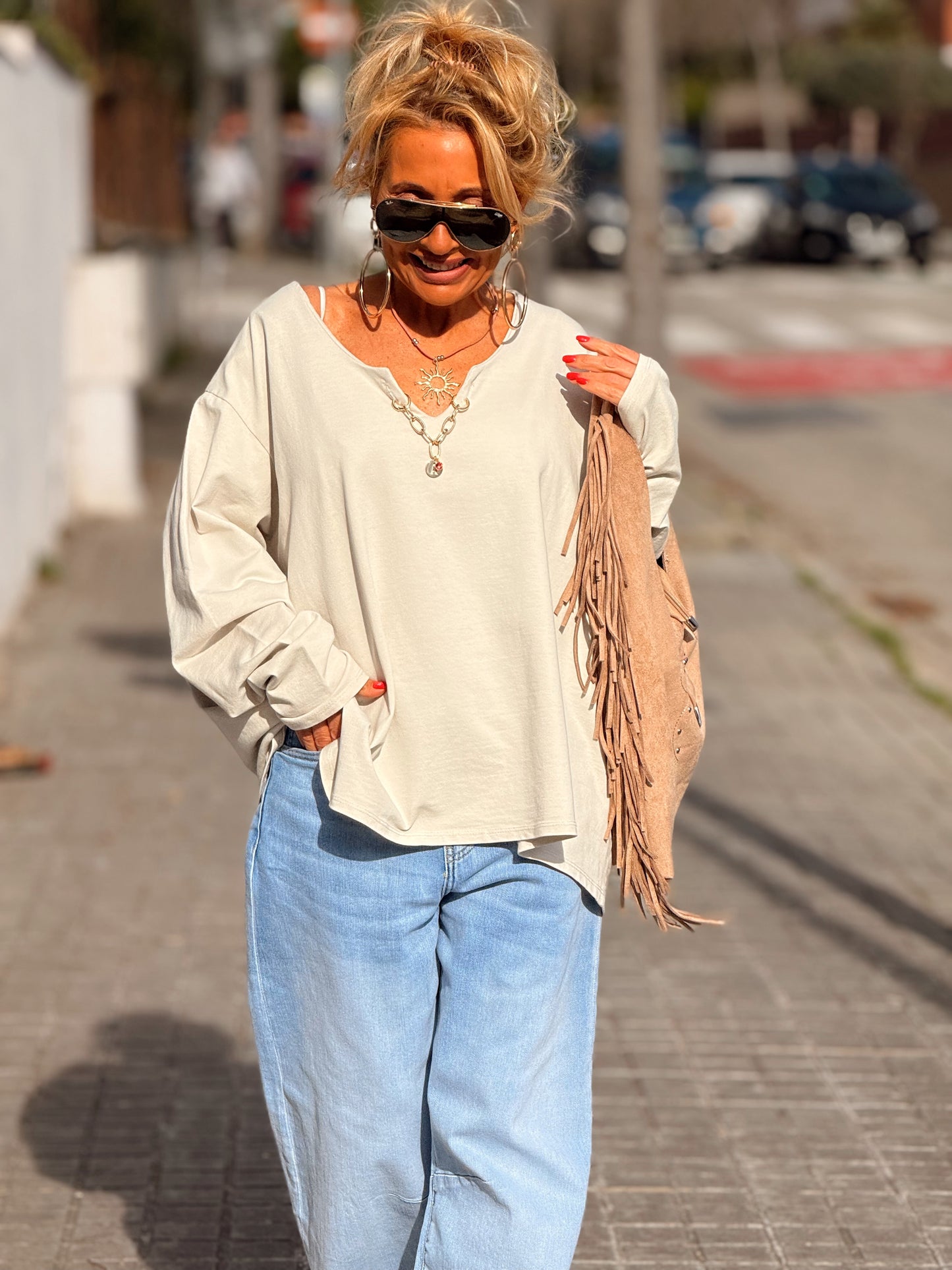 SUDADERA OVERSIZE CON CADENA LETRA CON BRILLANTE BRIGITTE MULTICOLOR