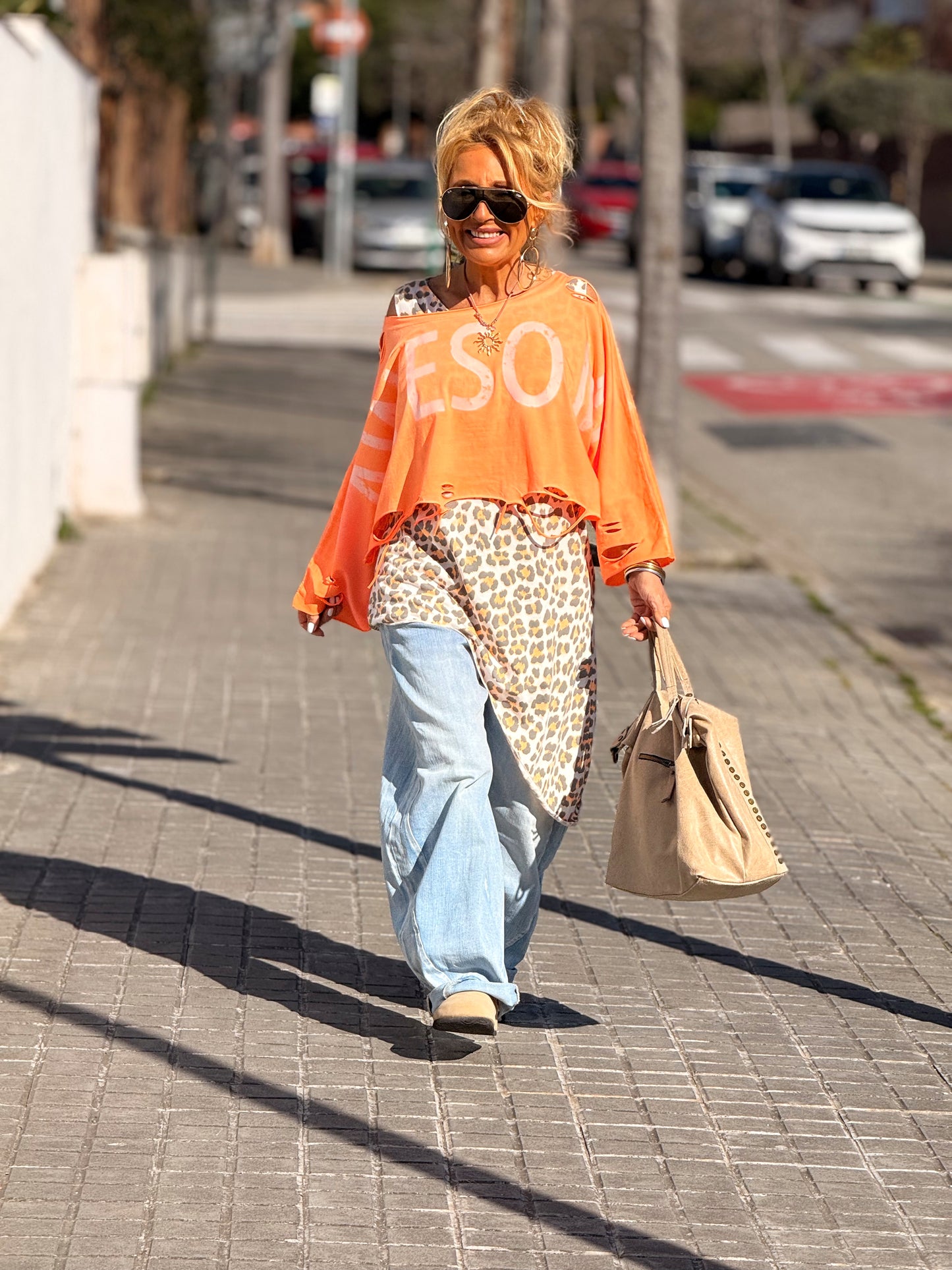CAMISETA CORTA LETRAS CON AGUJEROS MULTICOLOR