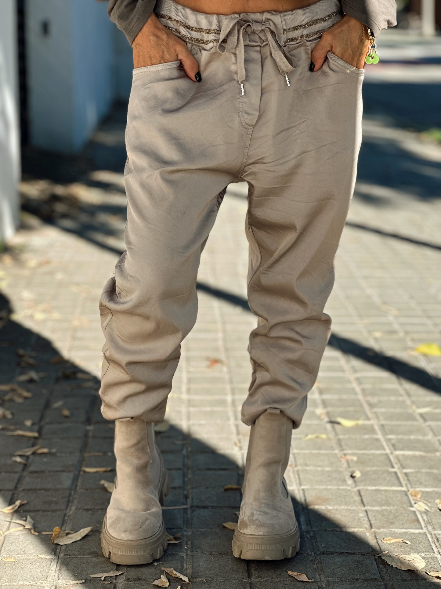 PANTALON CON CORDÓN DORADO SATINADO BEIGE