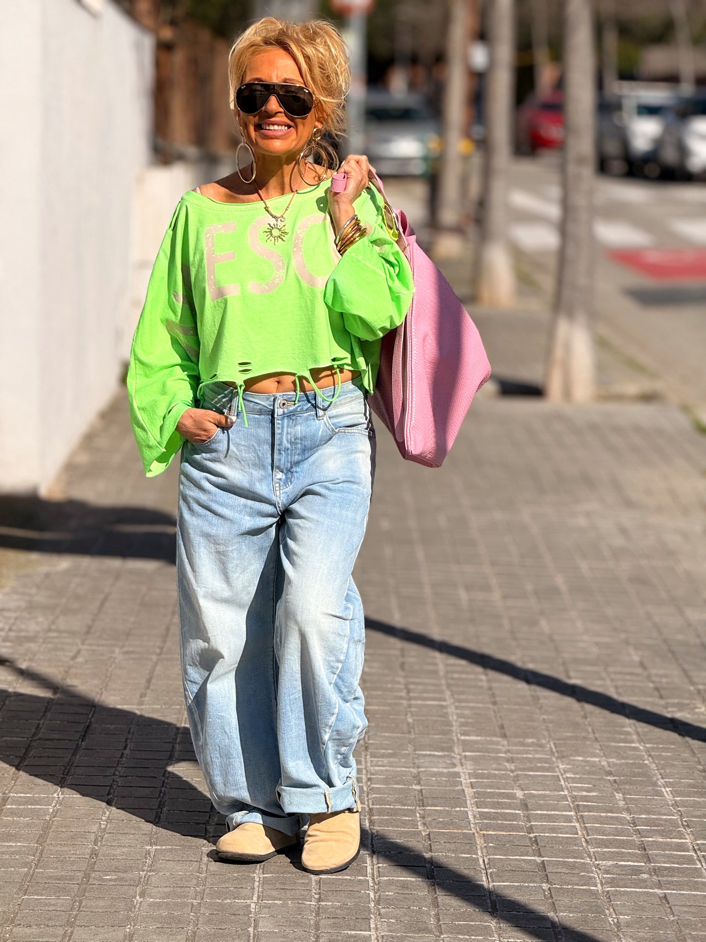 CAMISETA CORTA LETRAS CON AGUJEROS MULTICOLOR