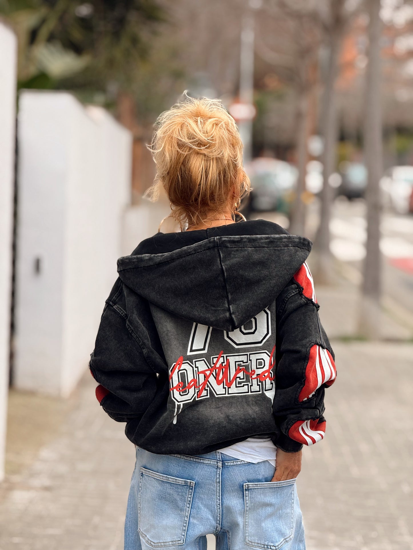 CHAQUETA CON CAPUCHA 78’ GRIS