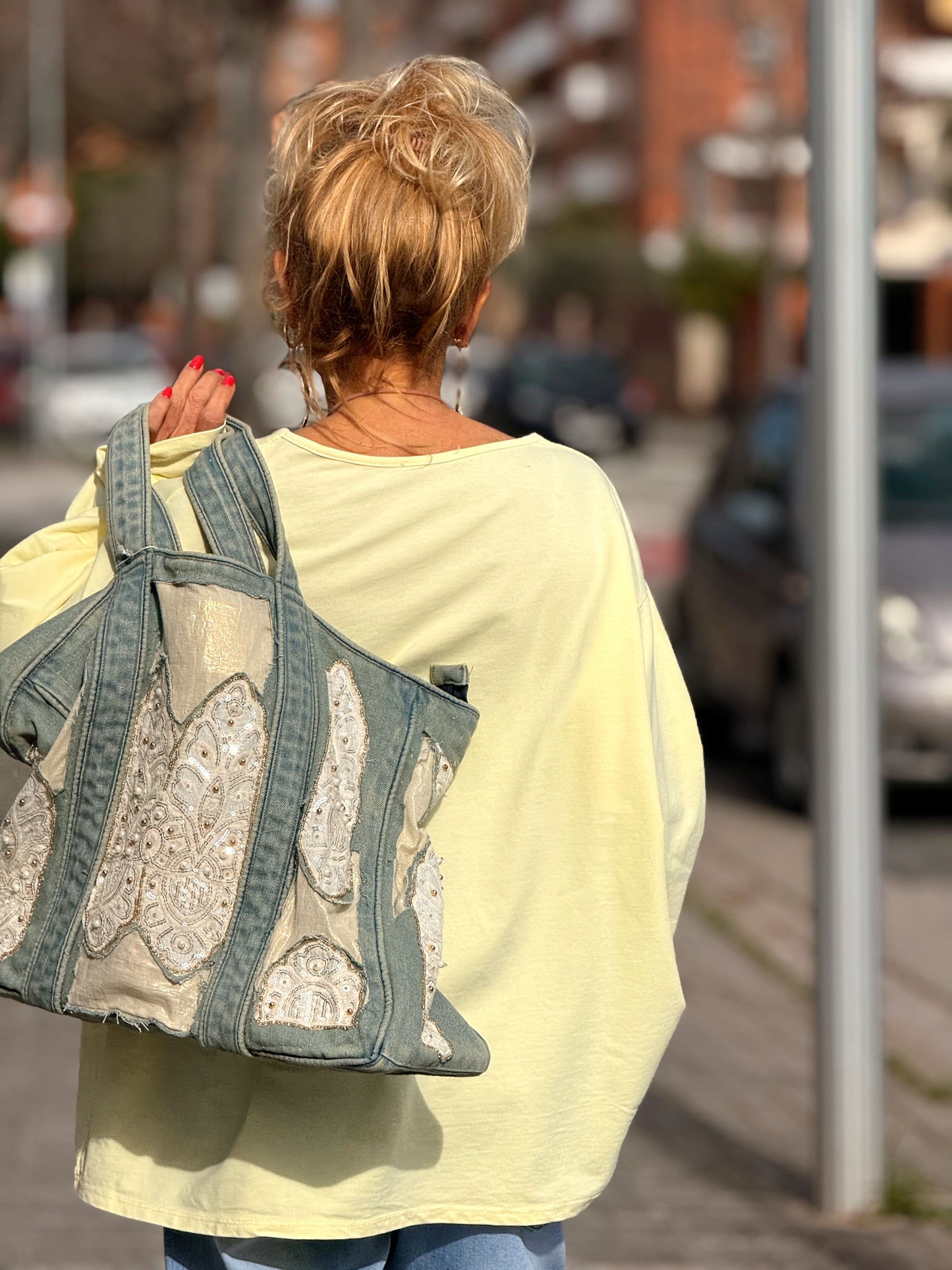 SUDADERA OVERSIZE CON CADENA LETRA CON BRILLANTE BRIGITTE MULTICOLOR