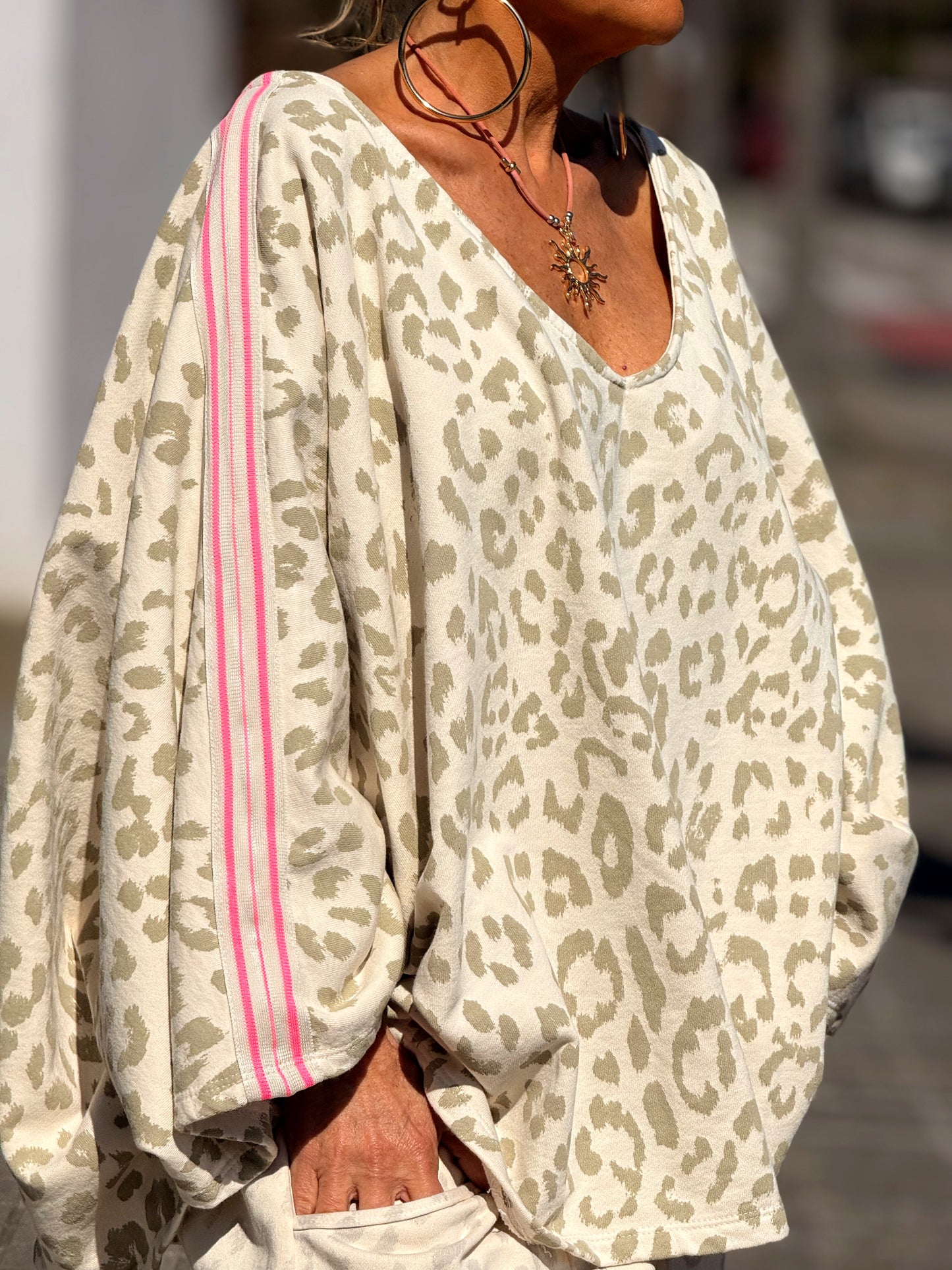 SUDADERA OVERSIZE CON LATERAL ROSA ANIMAL PRINT BEIGE