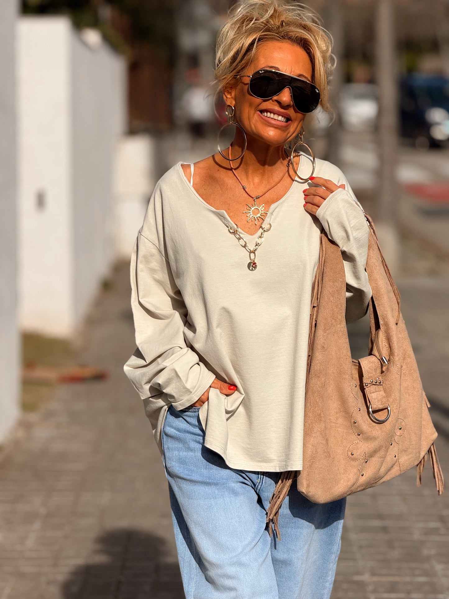 SUDADERA OVERSIZE CON CADENA LETRA CON BRILLANTE BRIGITTE MULTICOLOR