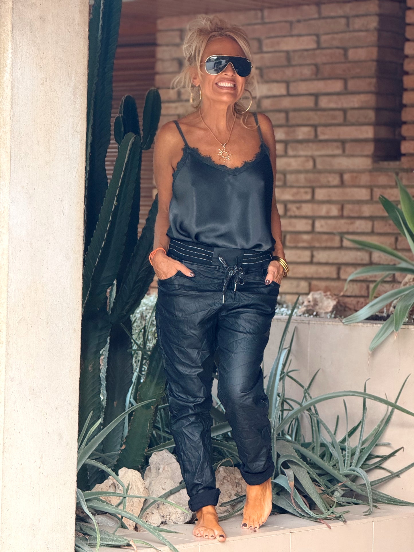 PANTALON CON GOMA ECOPIEL MULTICOLOR