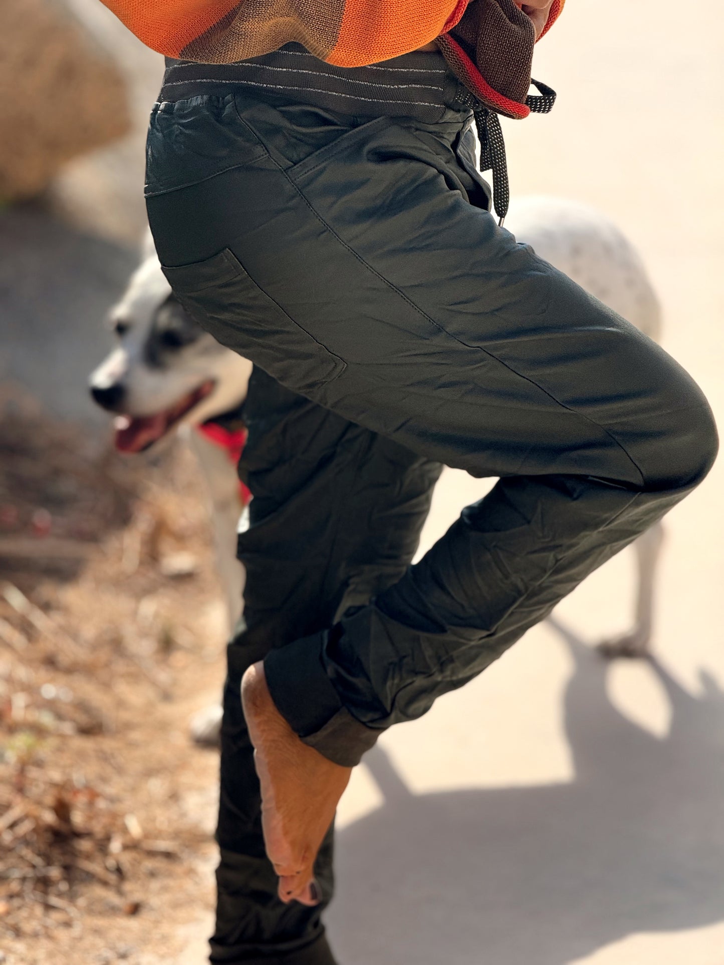 PANTALON CON GOMA ECOPIEL MULTICOLOR