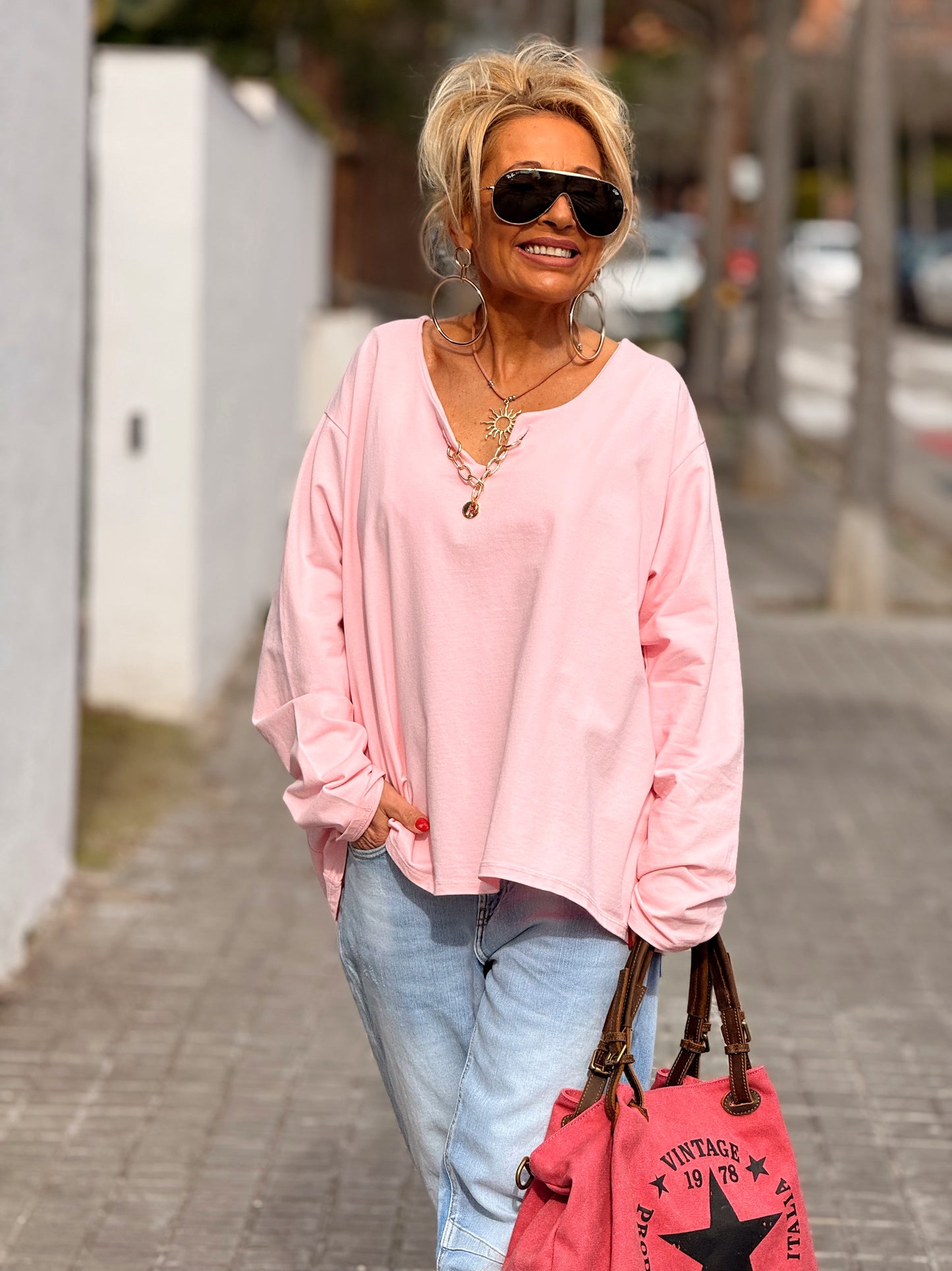 SUDADERA OVERSIZE CON CADENA LETRA CON BRILLANTE BRIGITTE MULTICOLOR