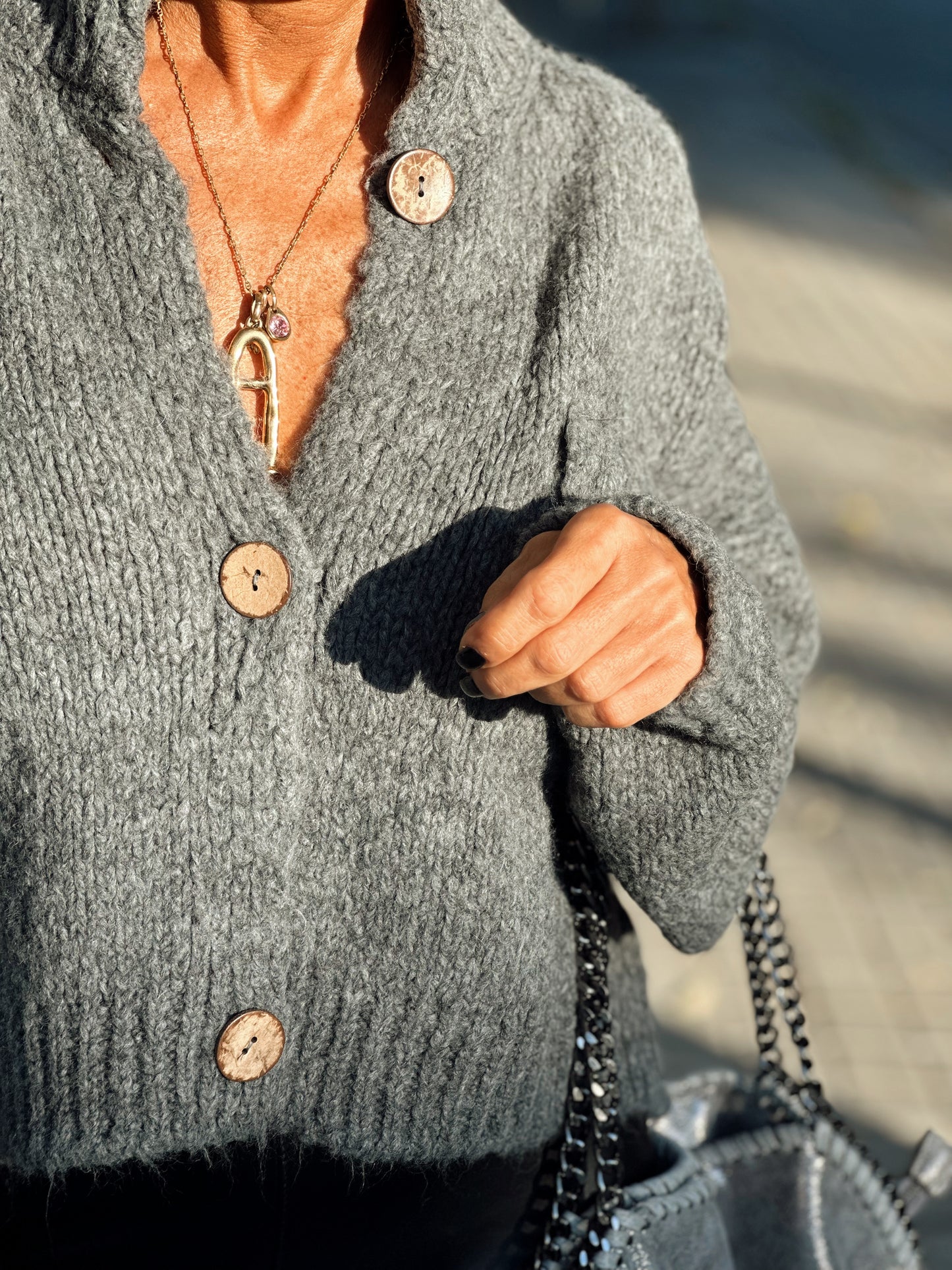 CHAQUETA DE PUNTO CROP-TOP GRIS