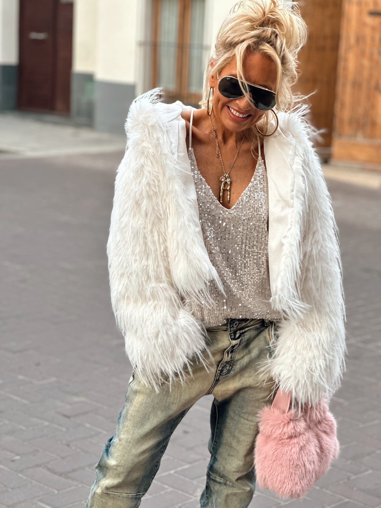 CHAQUETA CORTA  DE PELO SINTÉTICO CON CAPUCHA BLANCO