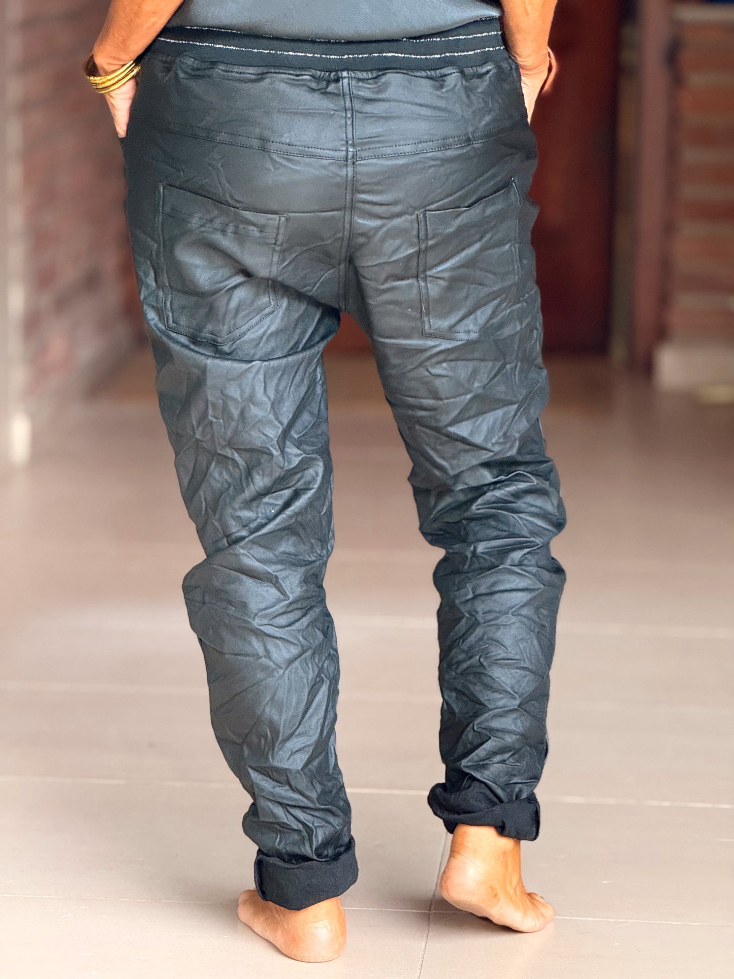 PANTALON CON GOMA ECOPIEL MULTICOLOR