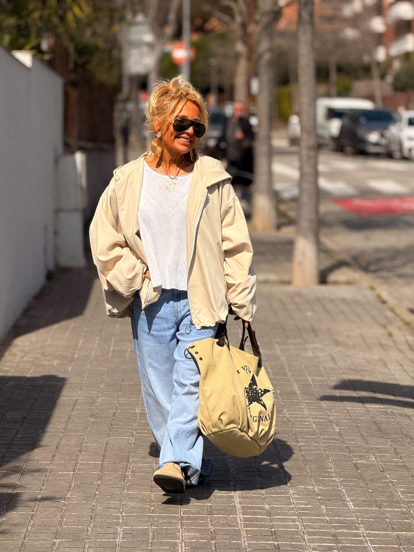 TRENCH OVERSIZE CON CAPUCHA MULTICOLOR