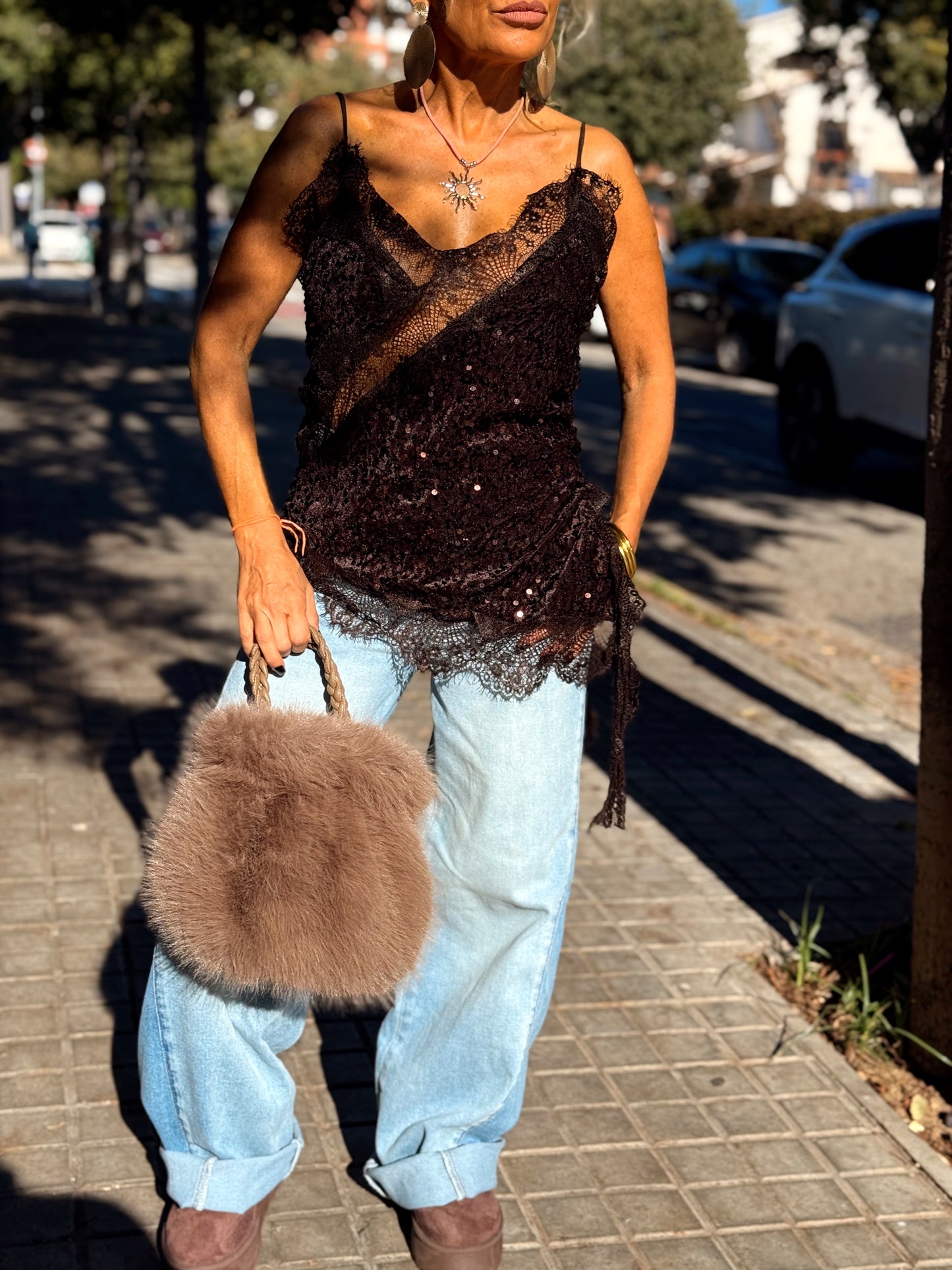 TOP LENTEJUELAS ASIMÉTRICA MARRÓN