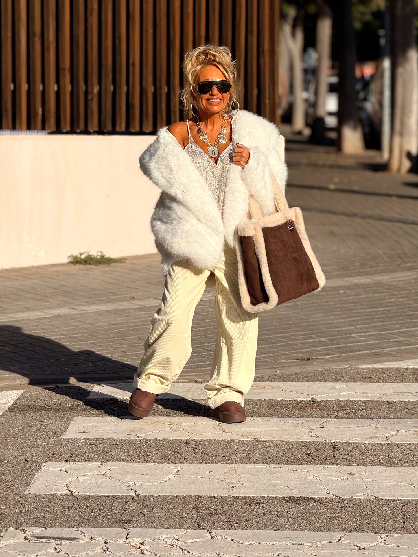 CHAQUETA CON CAPUCHA PELO SINTÉTICO MULTICOLOR
