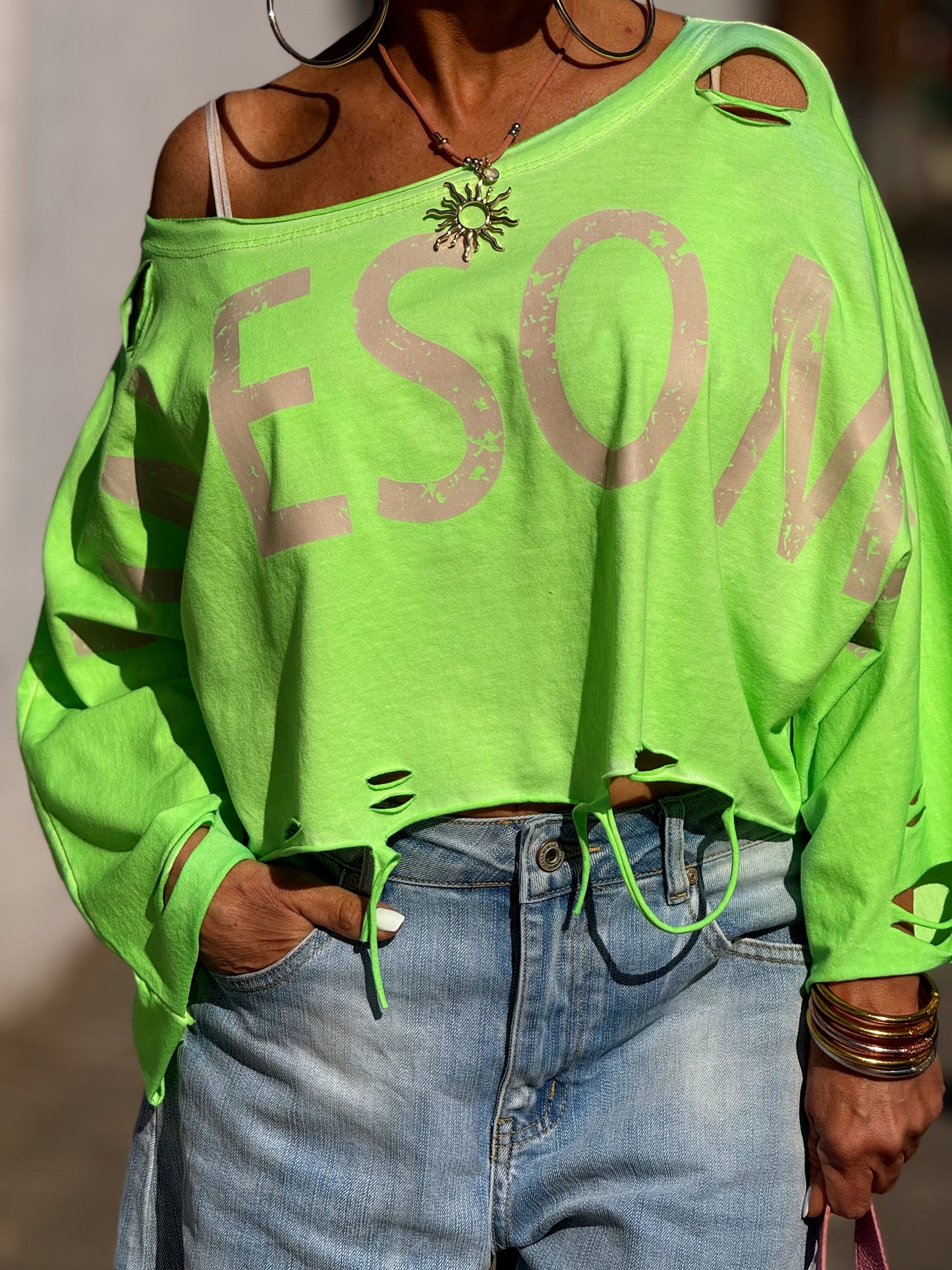 CAMISETA CORTA LETRAS CON AGUJEROS MULTICOLOR