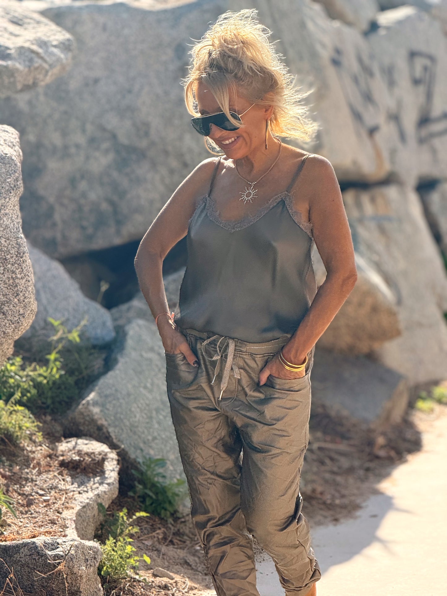 PANTALON CON GOMA ECOPIEL MULTICOLOR