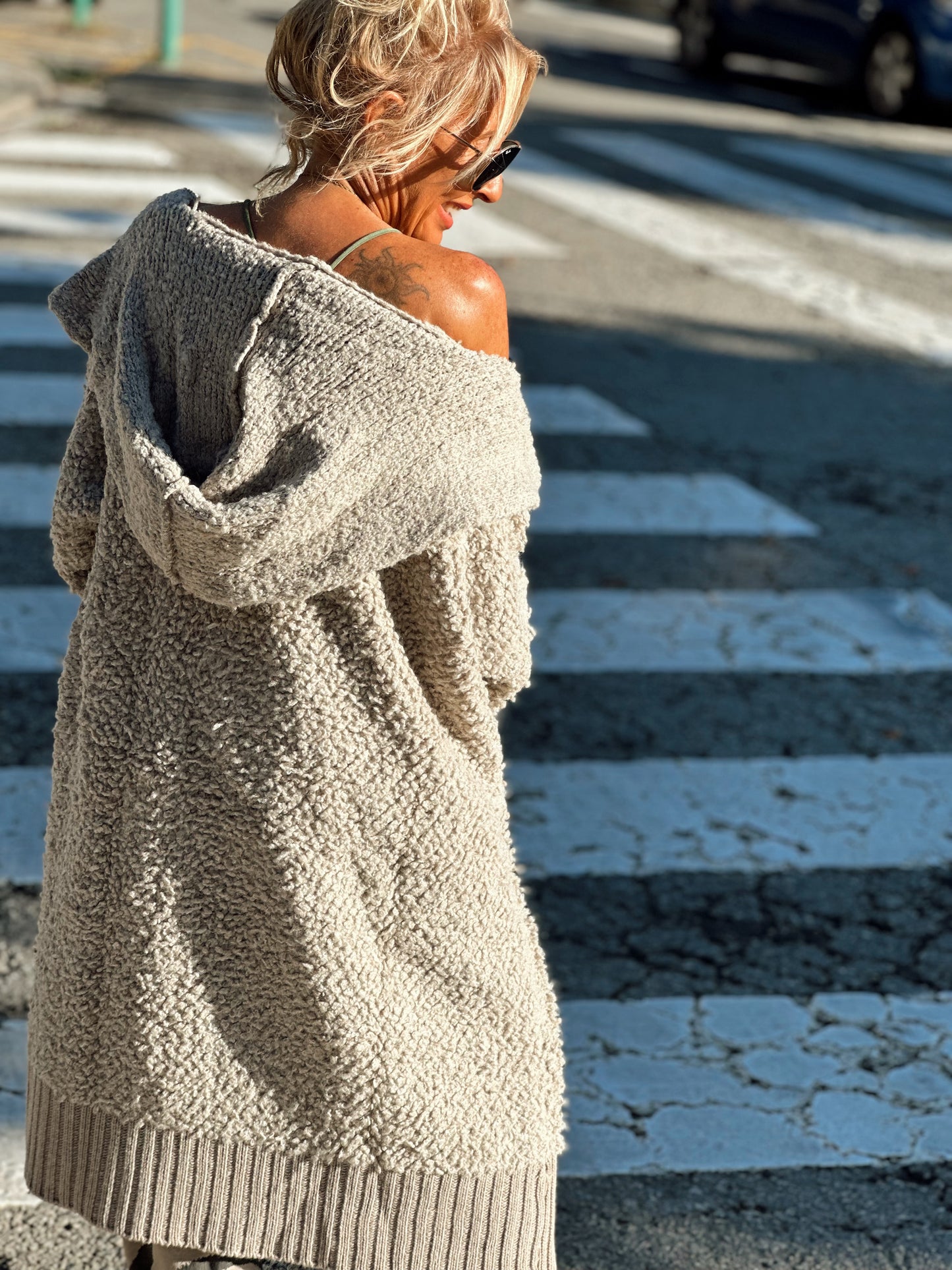 CHAQUETA DE PUNTO CON CAPUCHA BEIGE