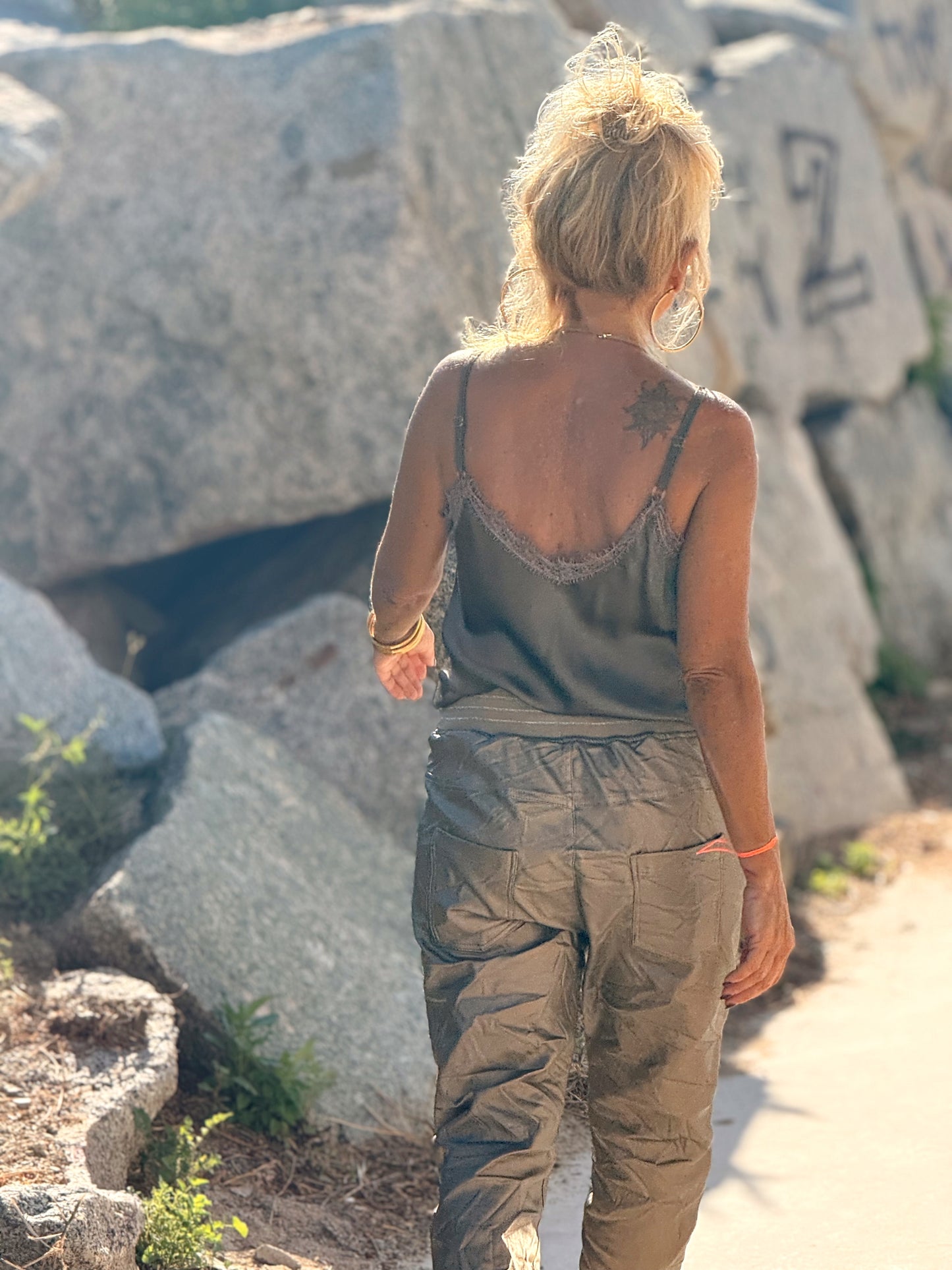 PANTALON CON GOMA ECOPIEL MULTICOLOR