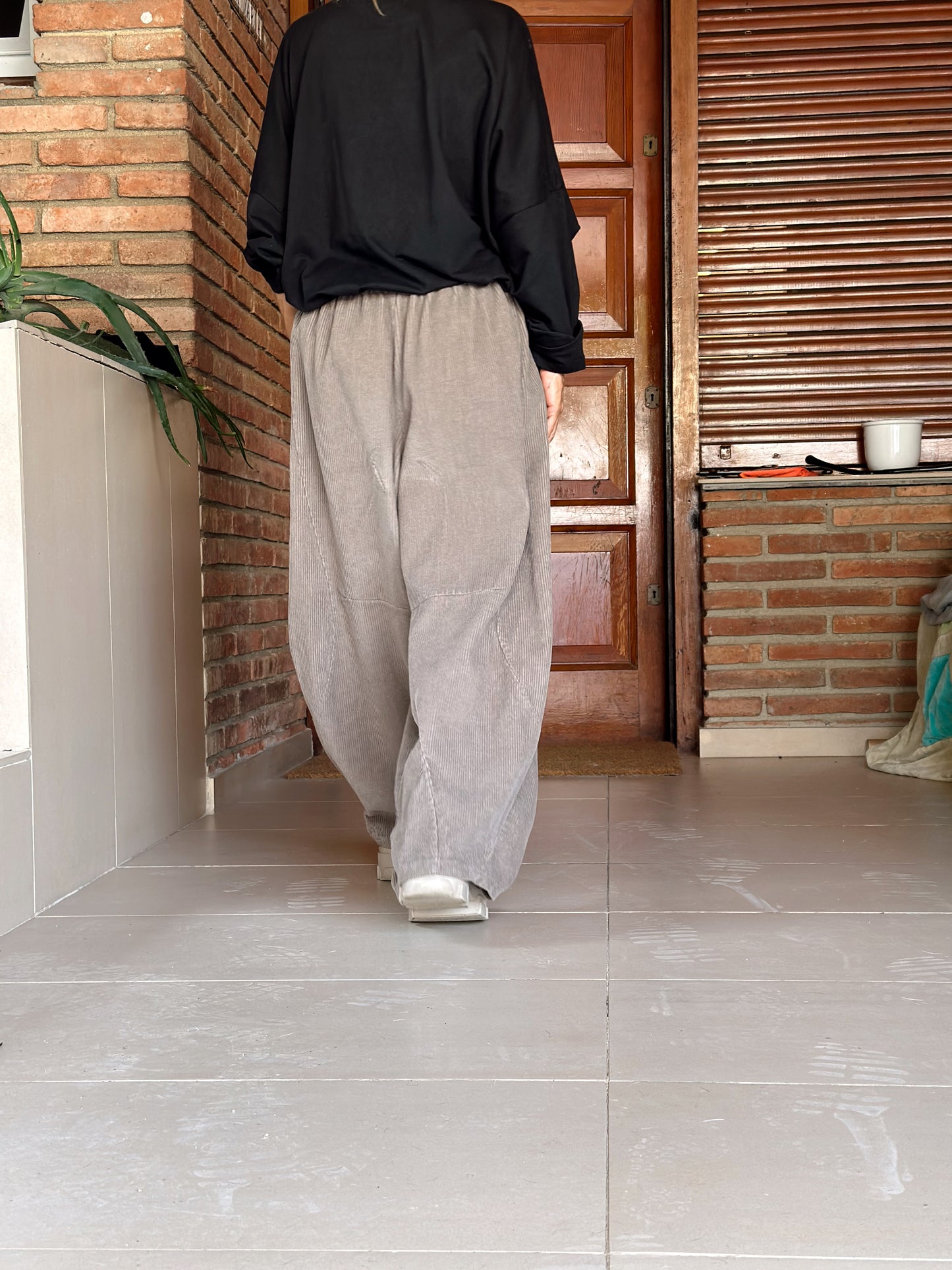 PANTALON  DE PANA OVERSIZE FIONA TOPO