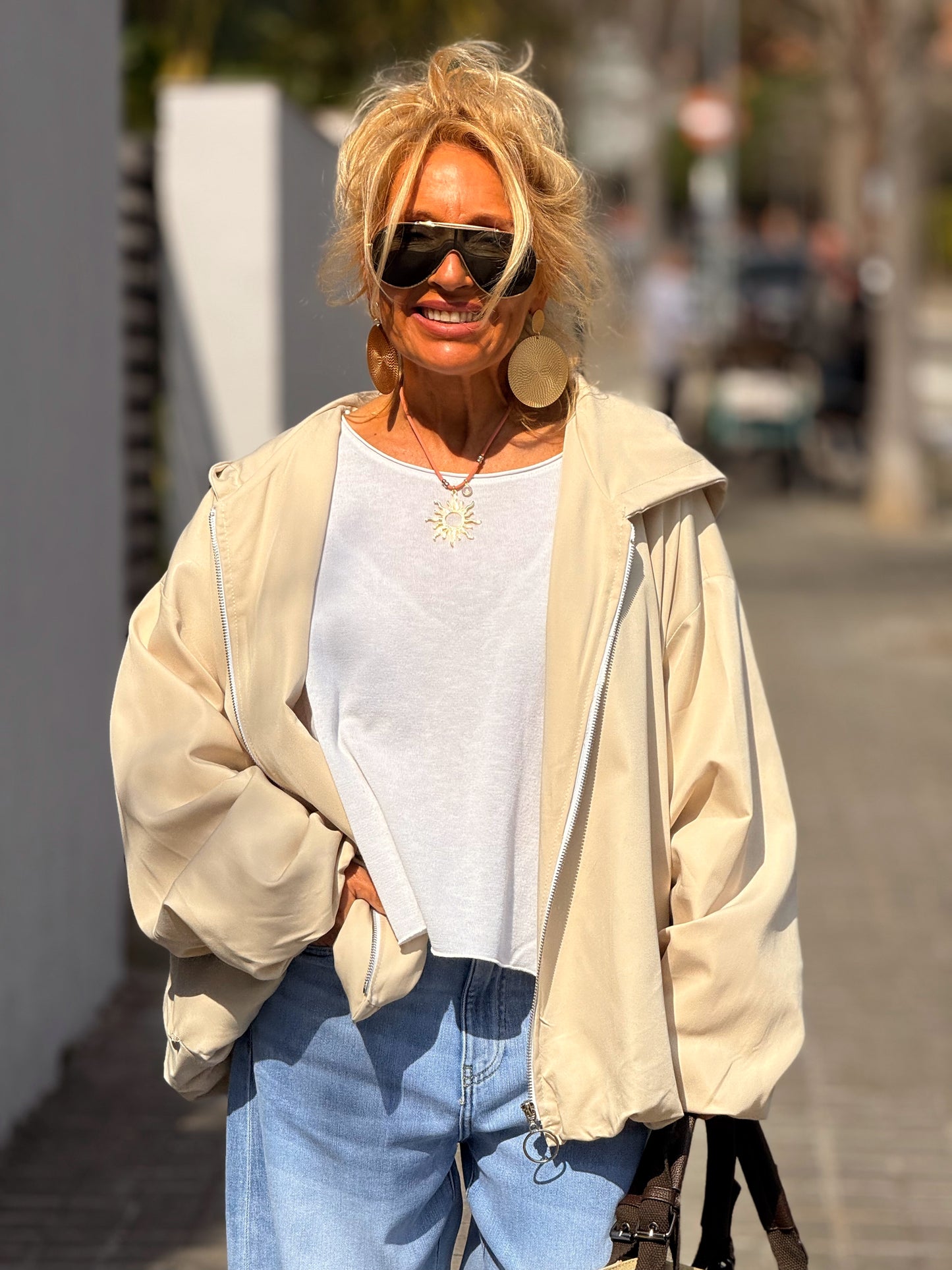 TRENCH OVERSIZE CON CAPUCHA MULTICOLOR