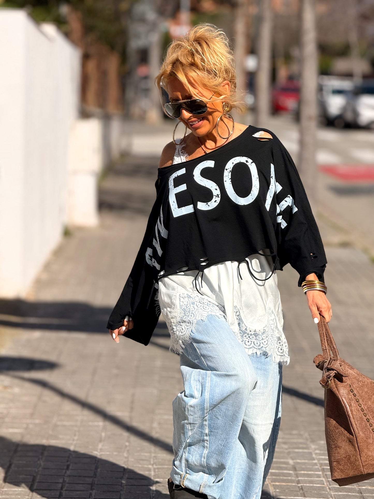 CAMISETA CORTA LETRAS CON AGUJEROS MULTICOLOR