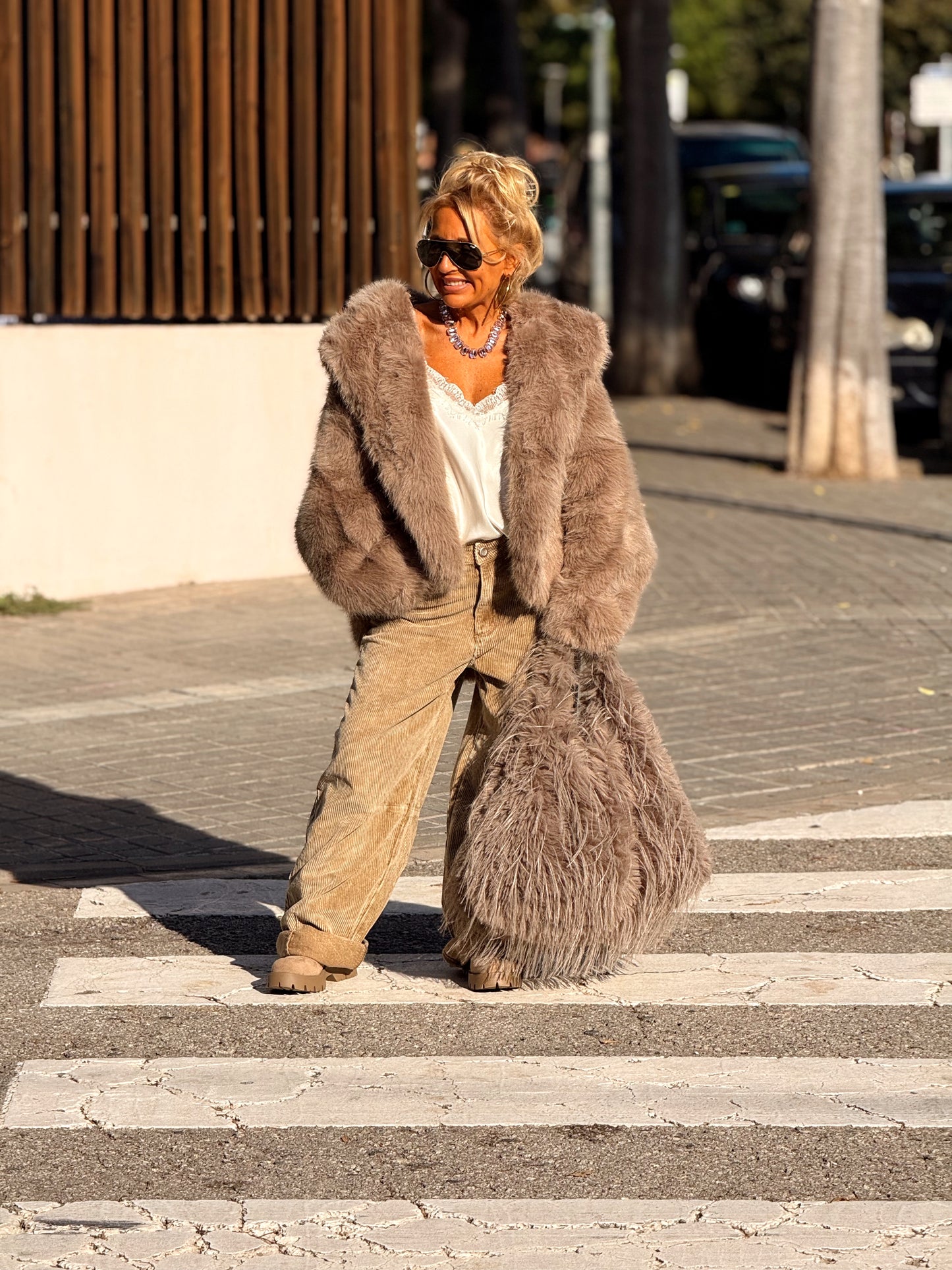 CHAQUETA CON CAPUCHA PELO SINTÉTICO MULTICOLOR