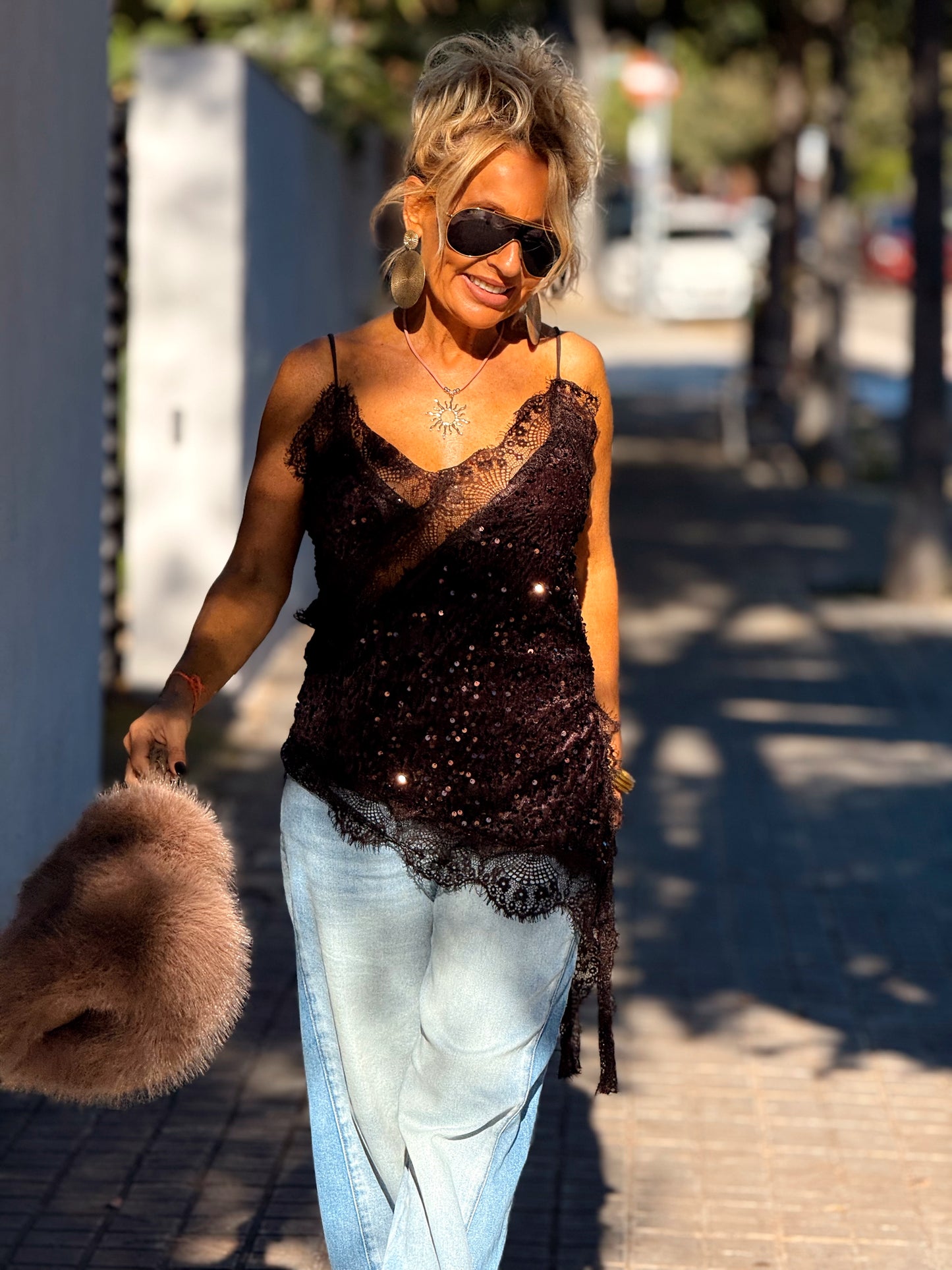 TOP LENTEJUELAS ASIMÉTRICA MARRÓN