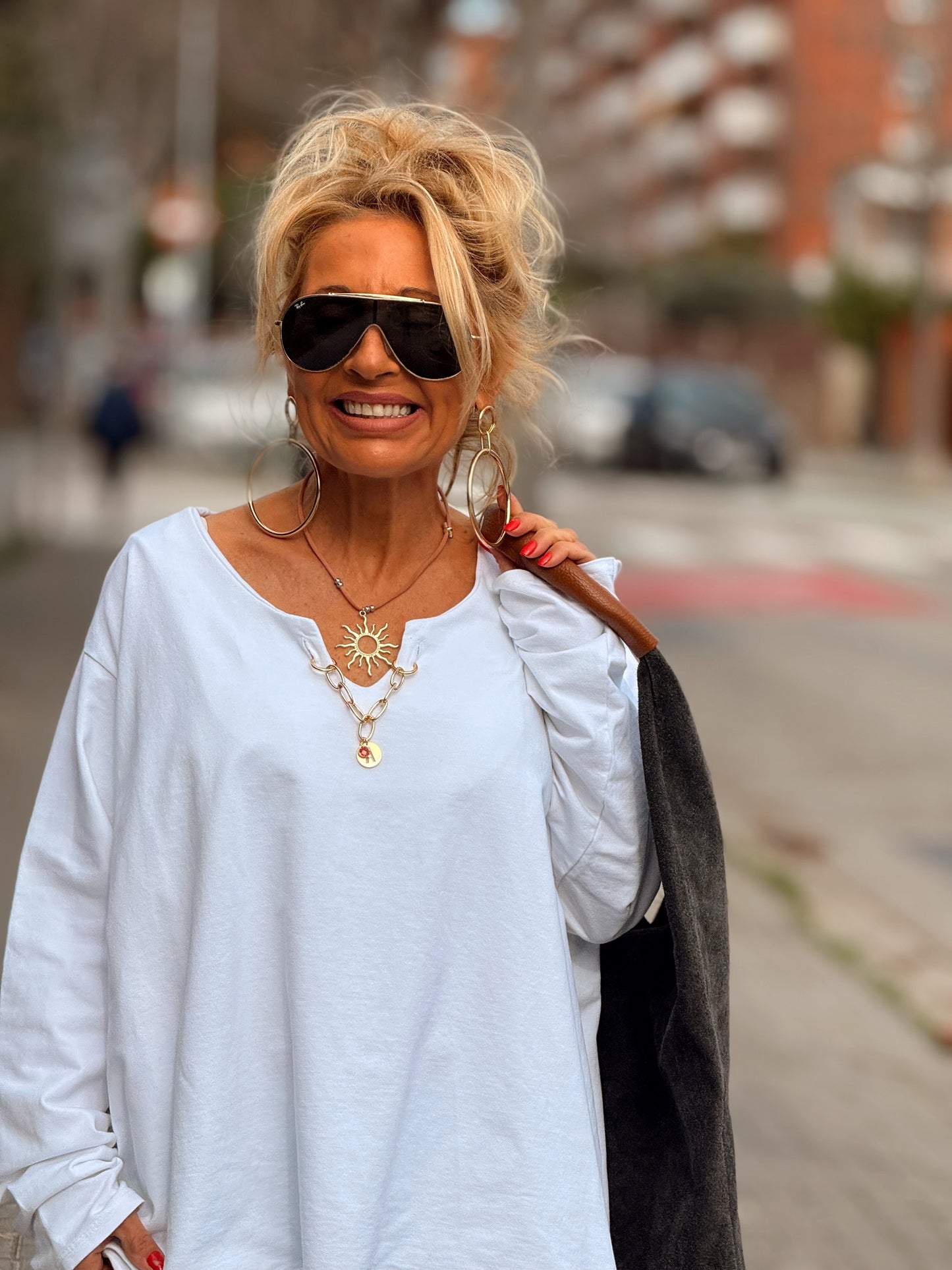 SUDADERA OVERSIZE CON CADENA LETRA CON BRILLANTE BRIGITTE MULTICOLOR