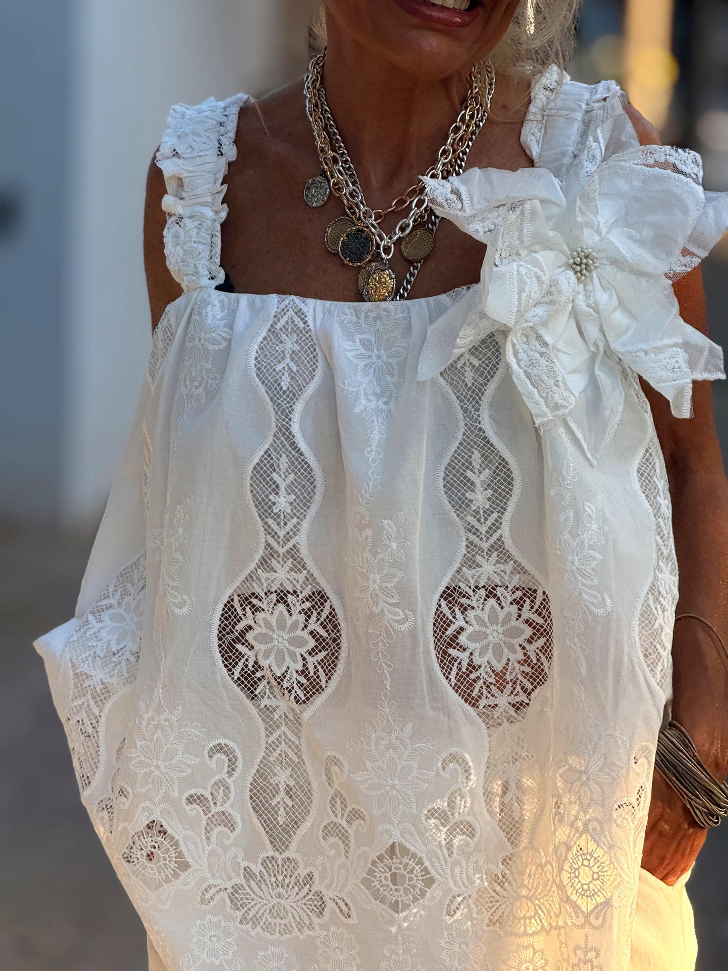 TOP LENCERO CON FLOR CHLOÉ BLANCO