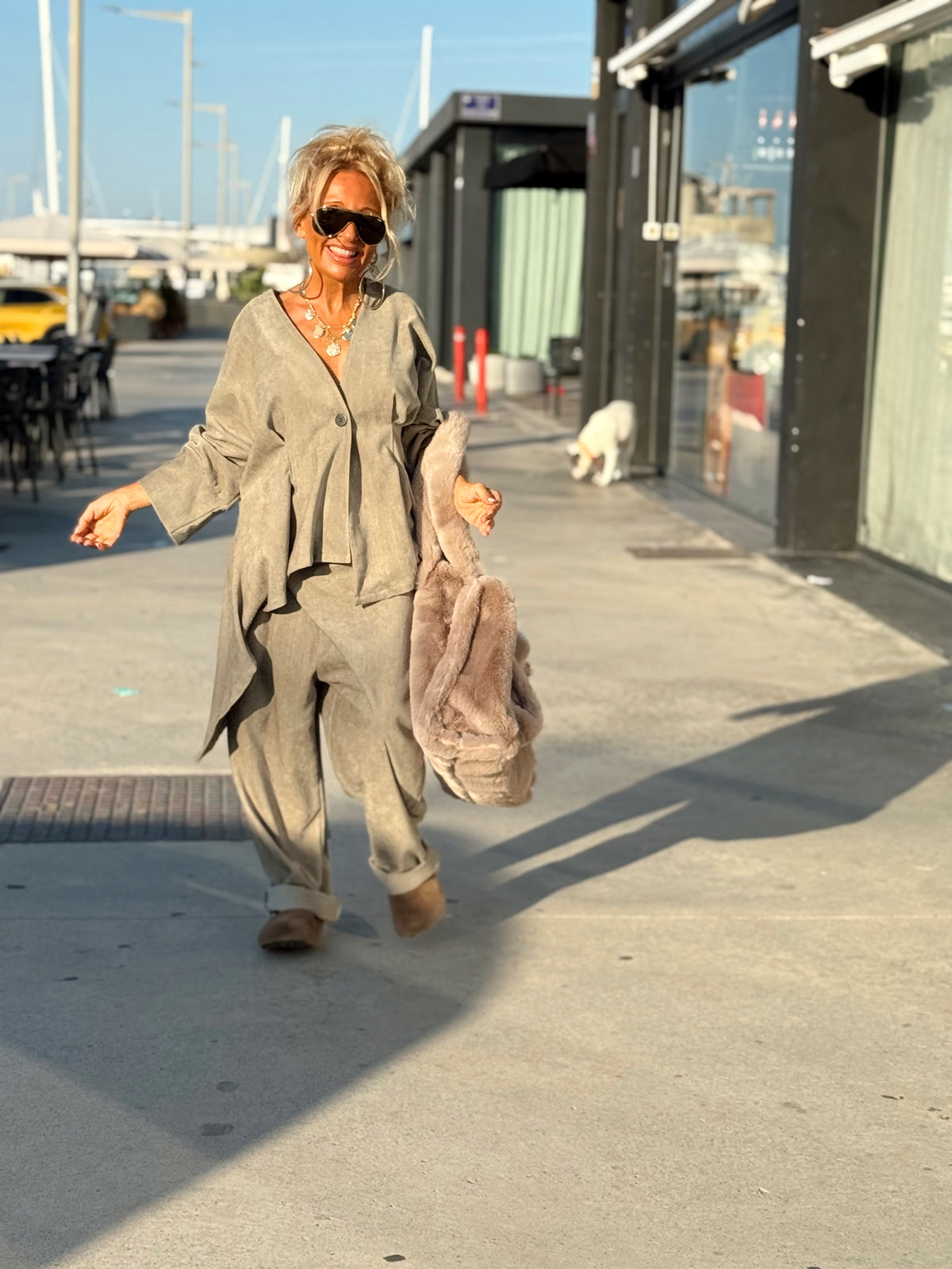 CONJUNTO CHAQUETA ASIMÉTRICA- PANTALON TERCIOPELO TOPO