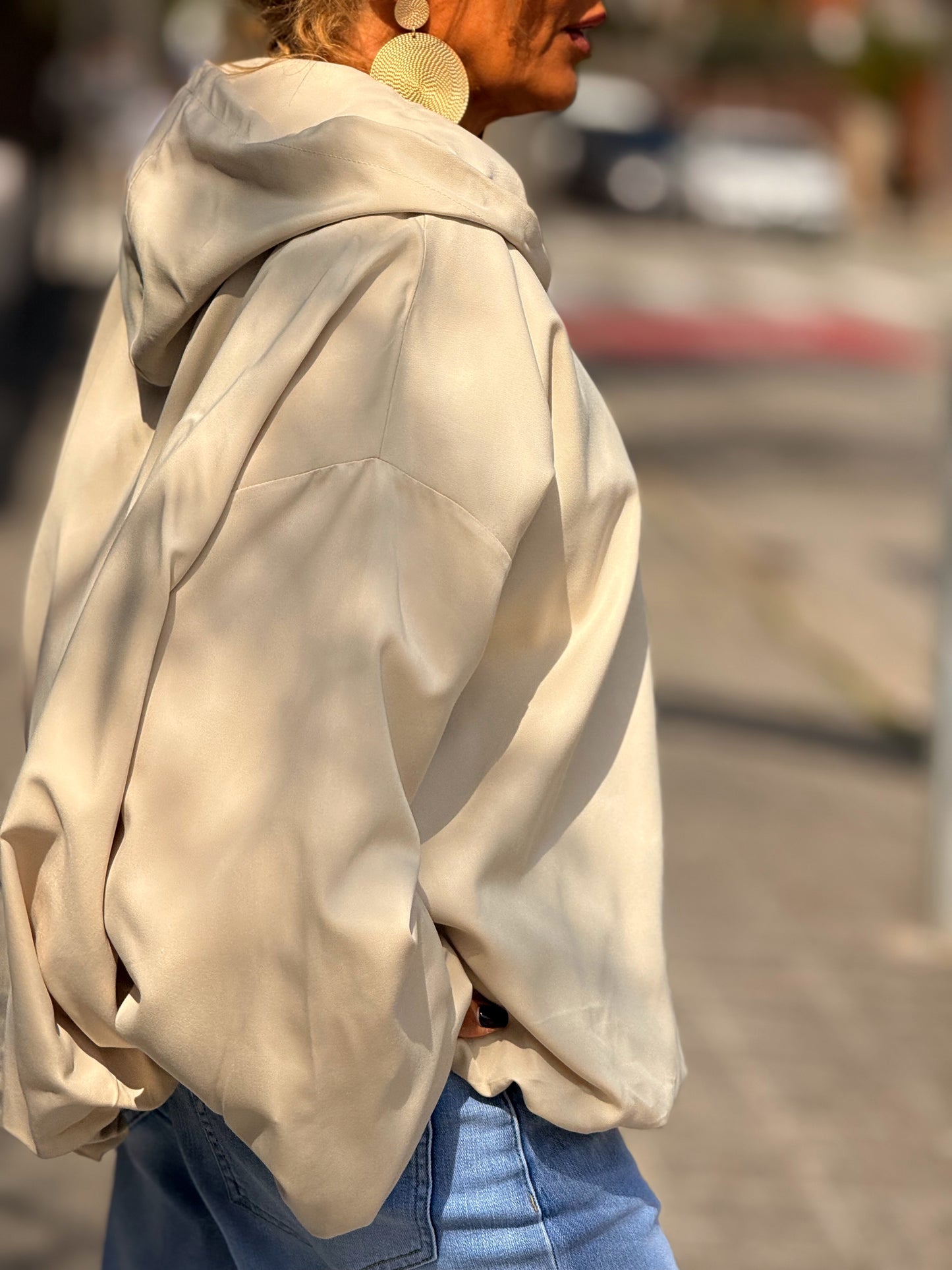 TRENCH OVERSIZE CON CAPUCHA MULTICOLOR