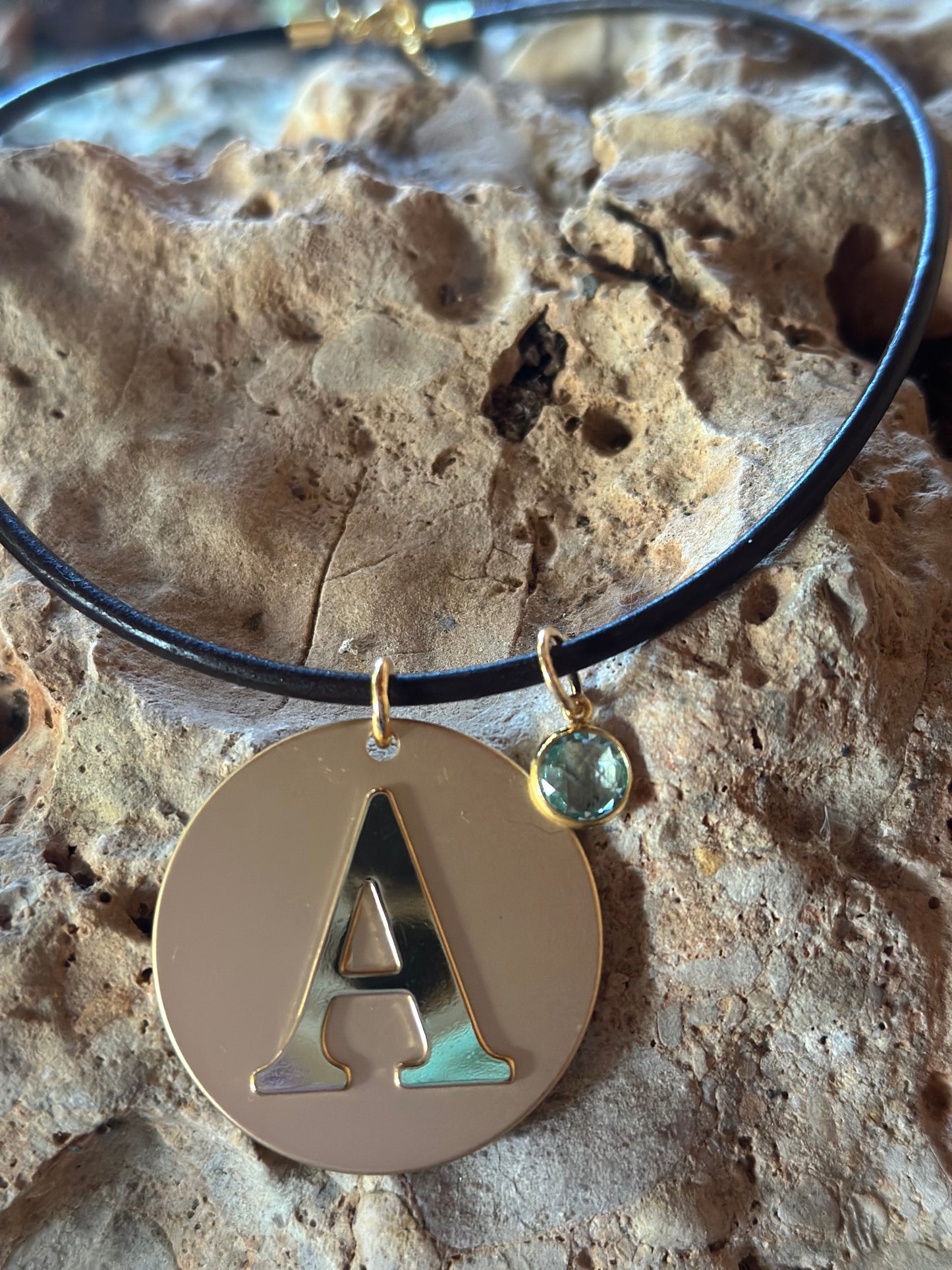 COLLAR CORTO CUERO MARRON CON LETRA GRANDE