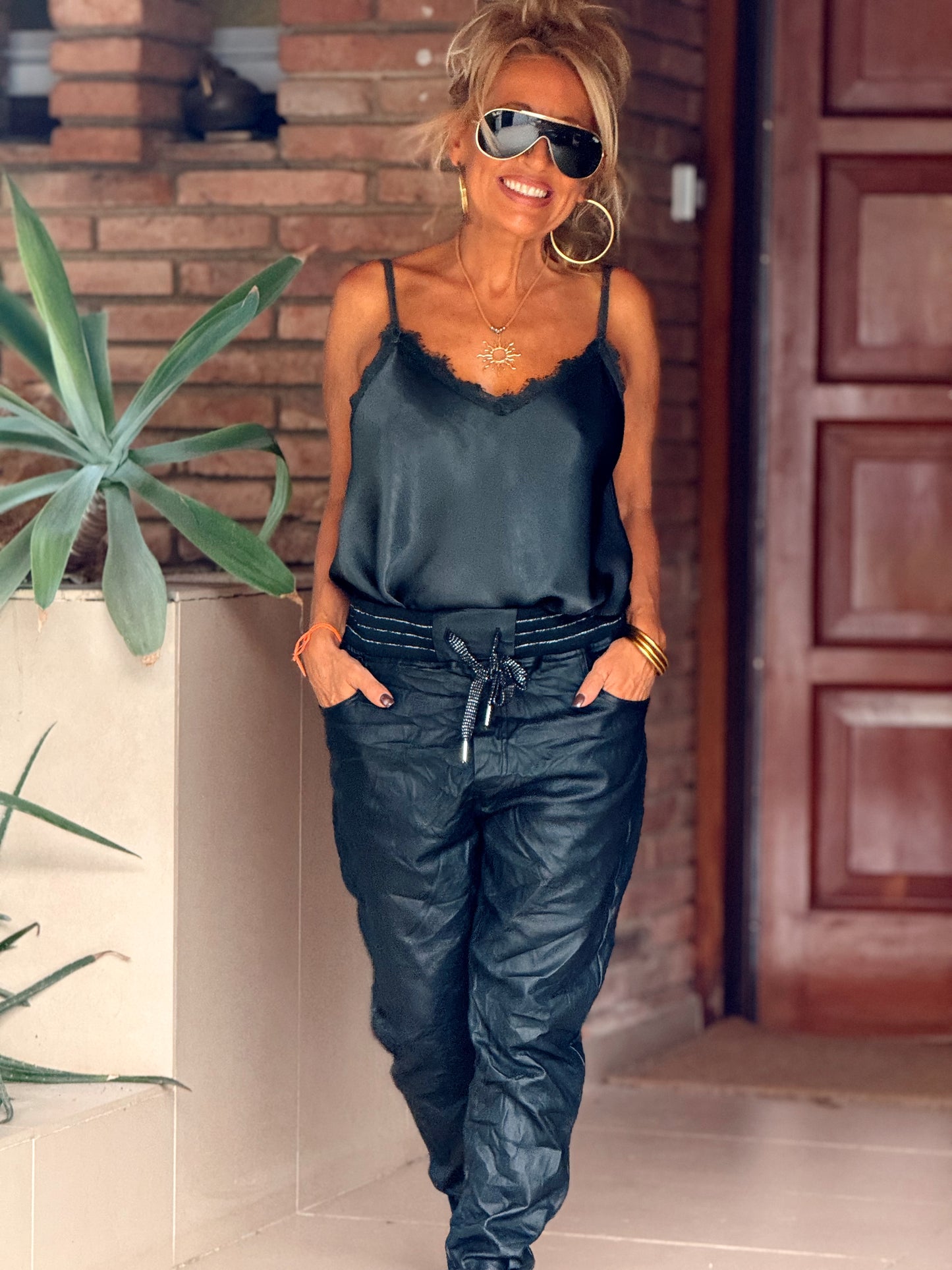 PANTALON CON GOMA ECOPIEL MULTICOLOR