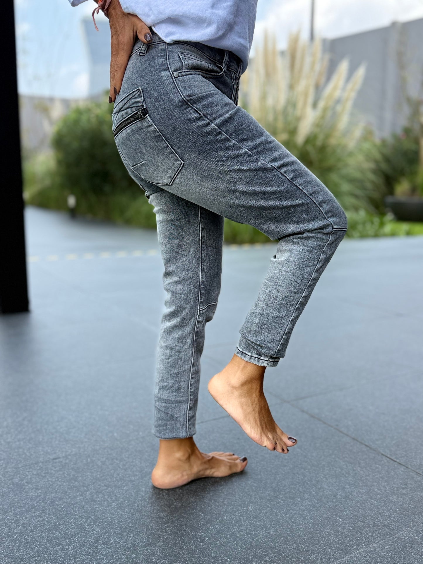 JEANS VAQUEROS GABY GRIS