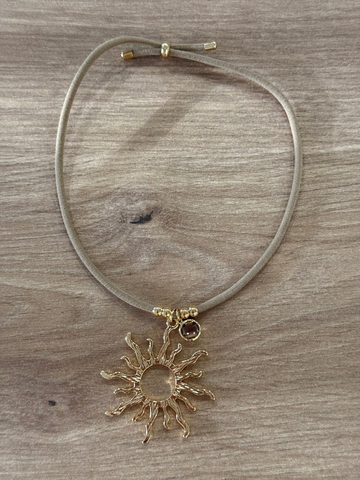 COLLAR SOL ☀️ CON BRILLANTE MULTICOLOR