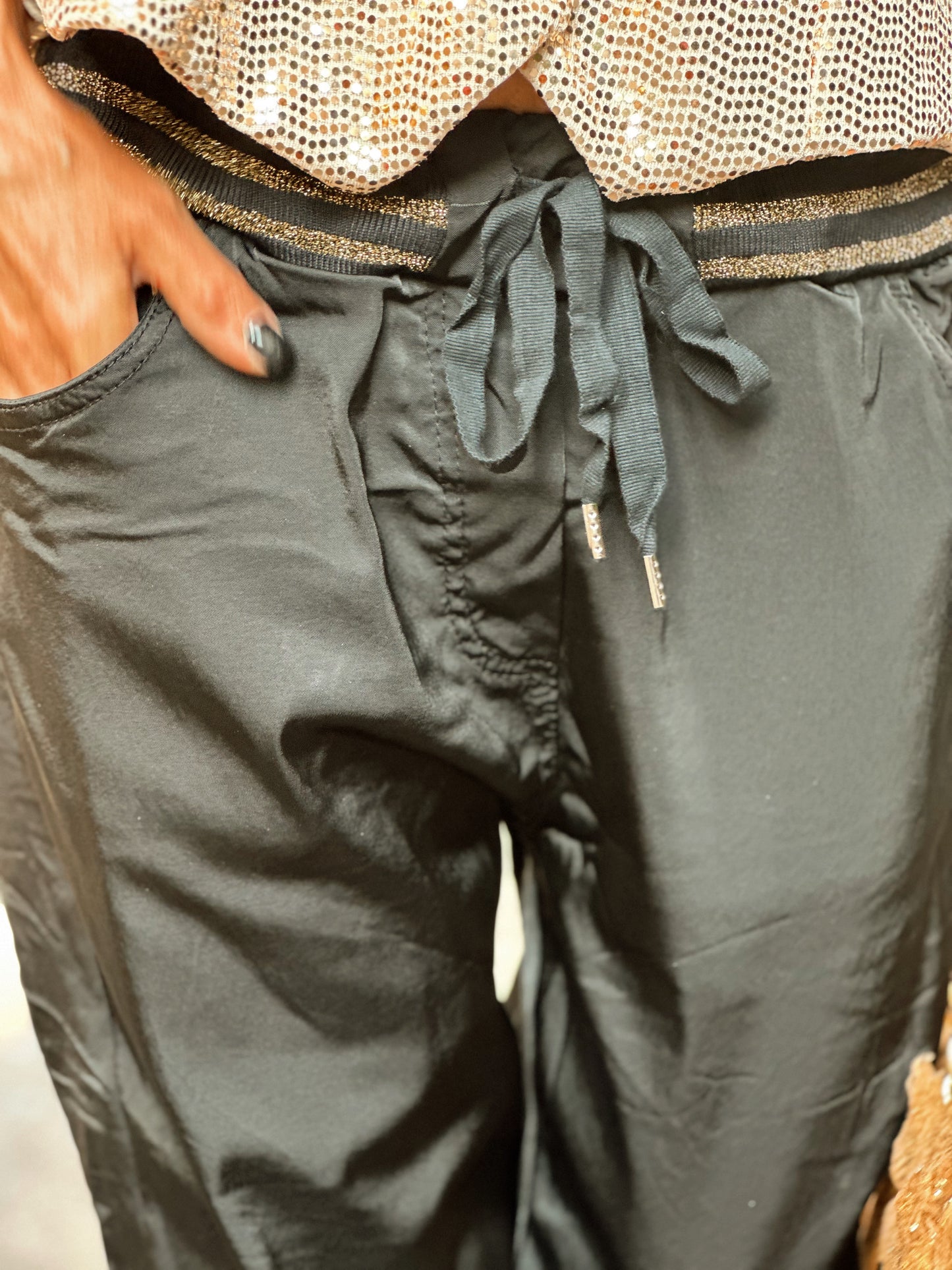 PANTALÓN SATINADO NEGRO