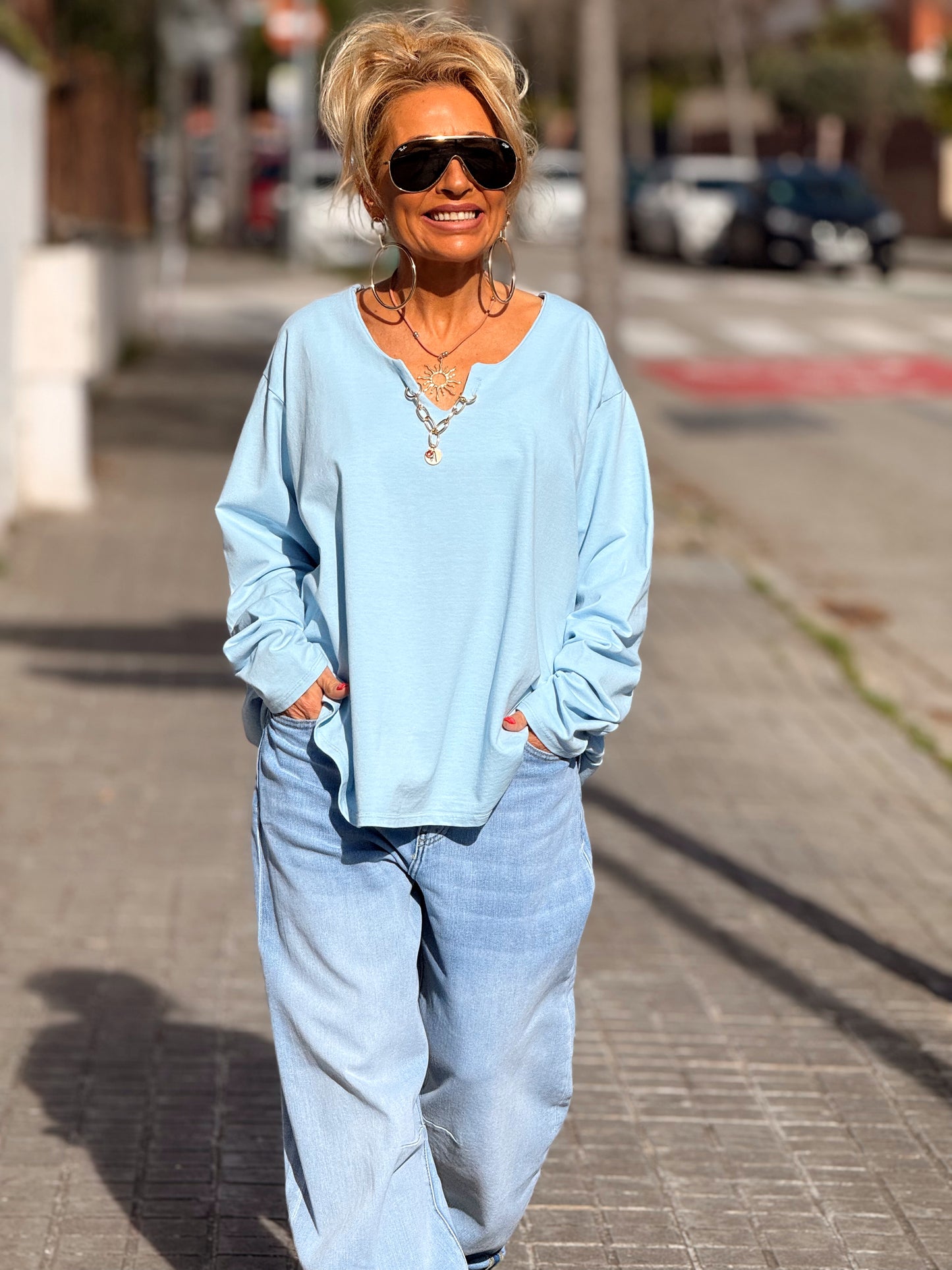 SUDADERA OVERSIZE CON CADENA LETRA CON BRILLANTE BRIGITTE MULTICOLOR