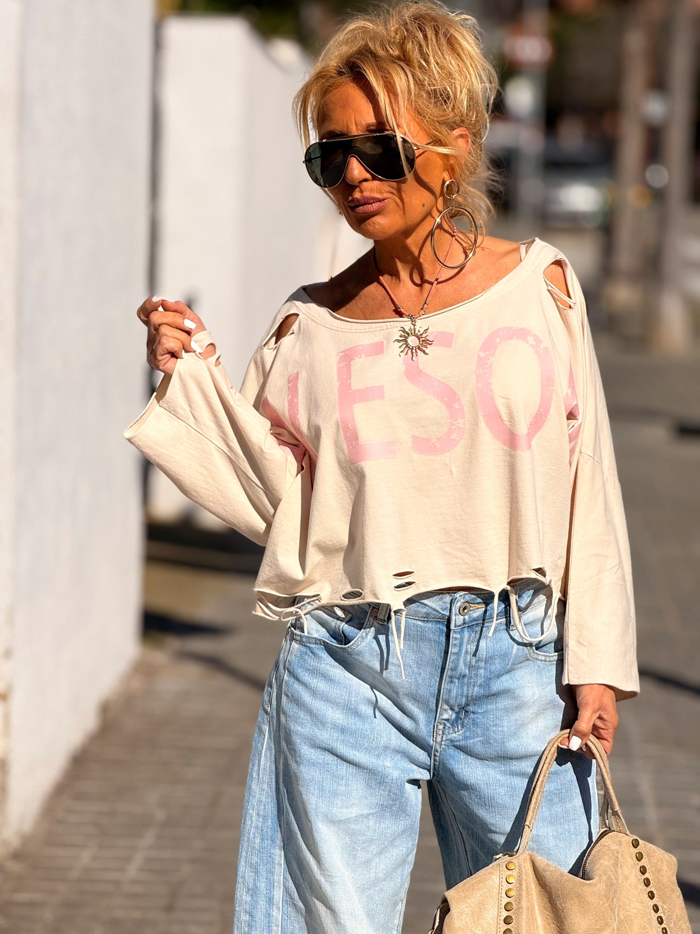 CAMISETA CORTA LETRAS CON AGUJEROS MULTICOLOR