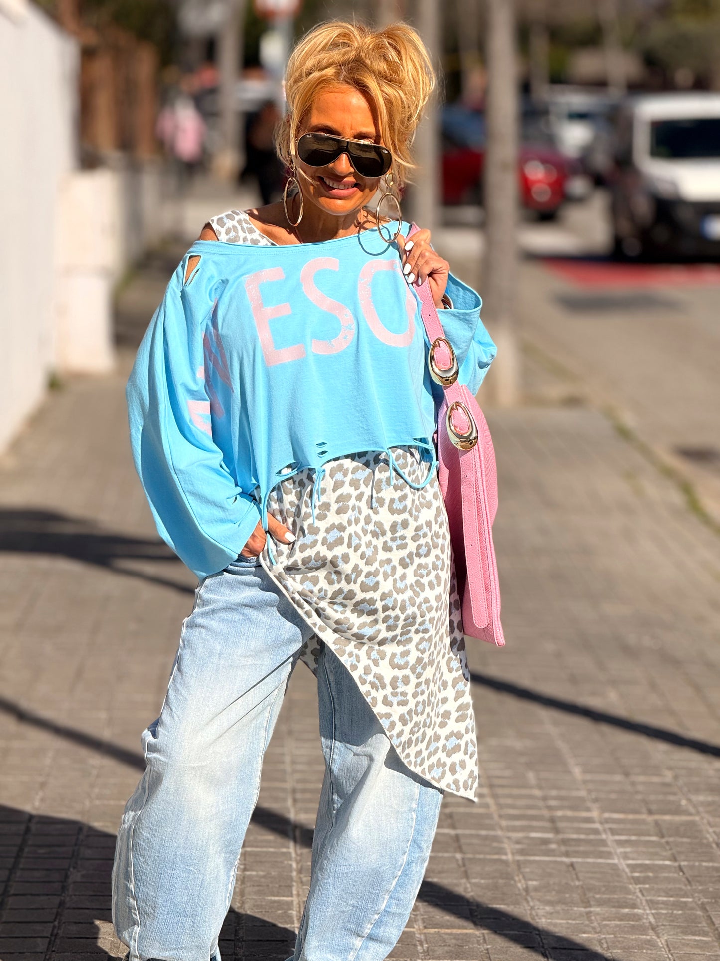 CAMISETA CORTA LETRAS CON AGUJEROS MULTICOLOR